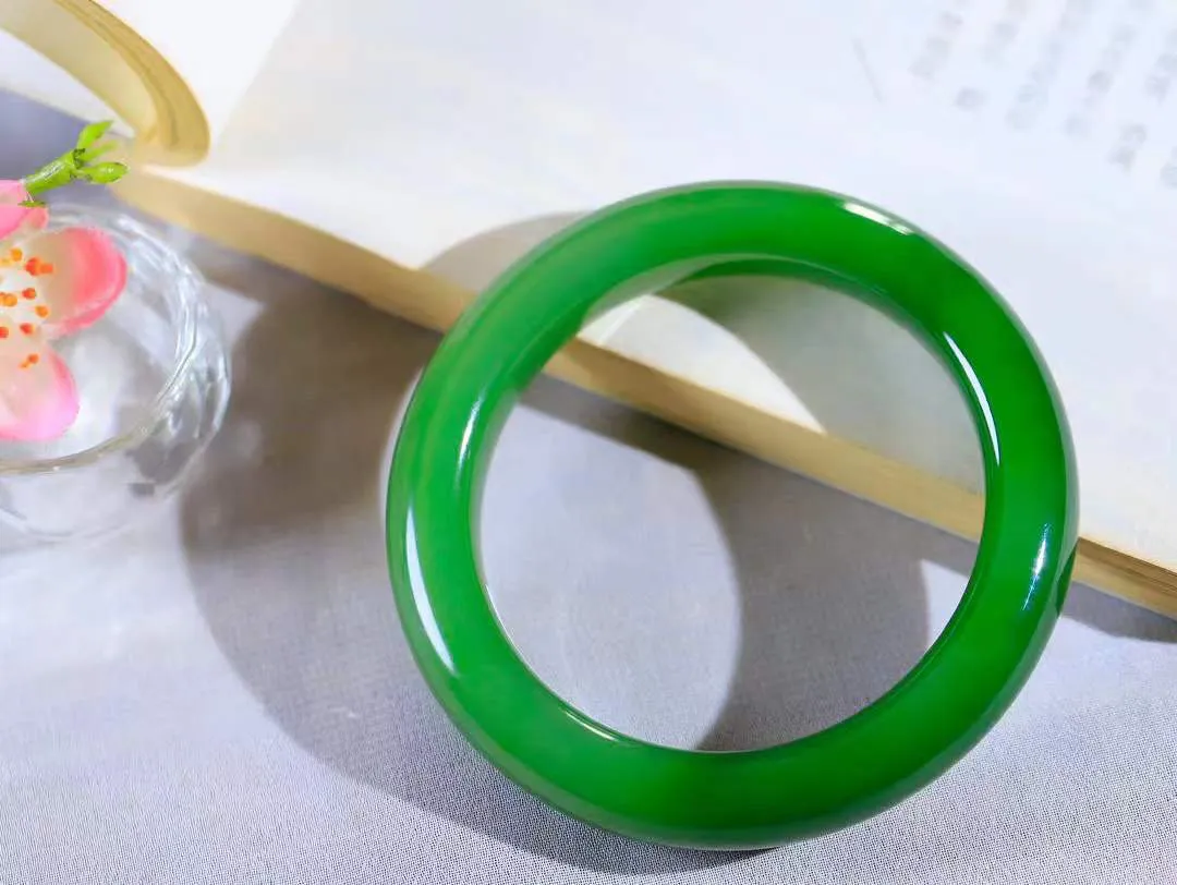 【悠悠芳华.镯】

典藏级臻品和田玉碧玉手镯 玉质温润 青葱岁月，尽收腕中，婉转流畅，凝岁月悠长。盈一眸恬淡，挽一抹绿意。重63.3克 内径55mm尺寸12.4-10mm   86110251A