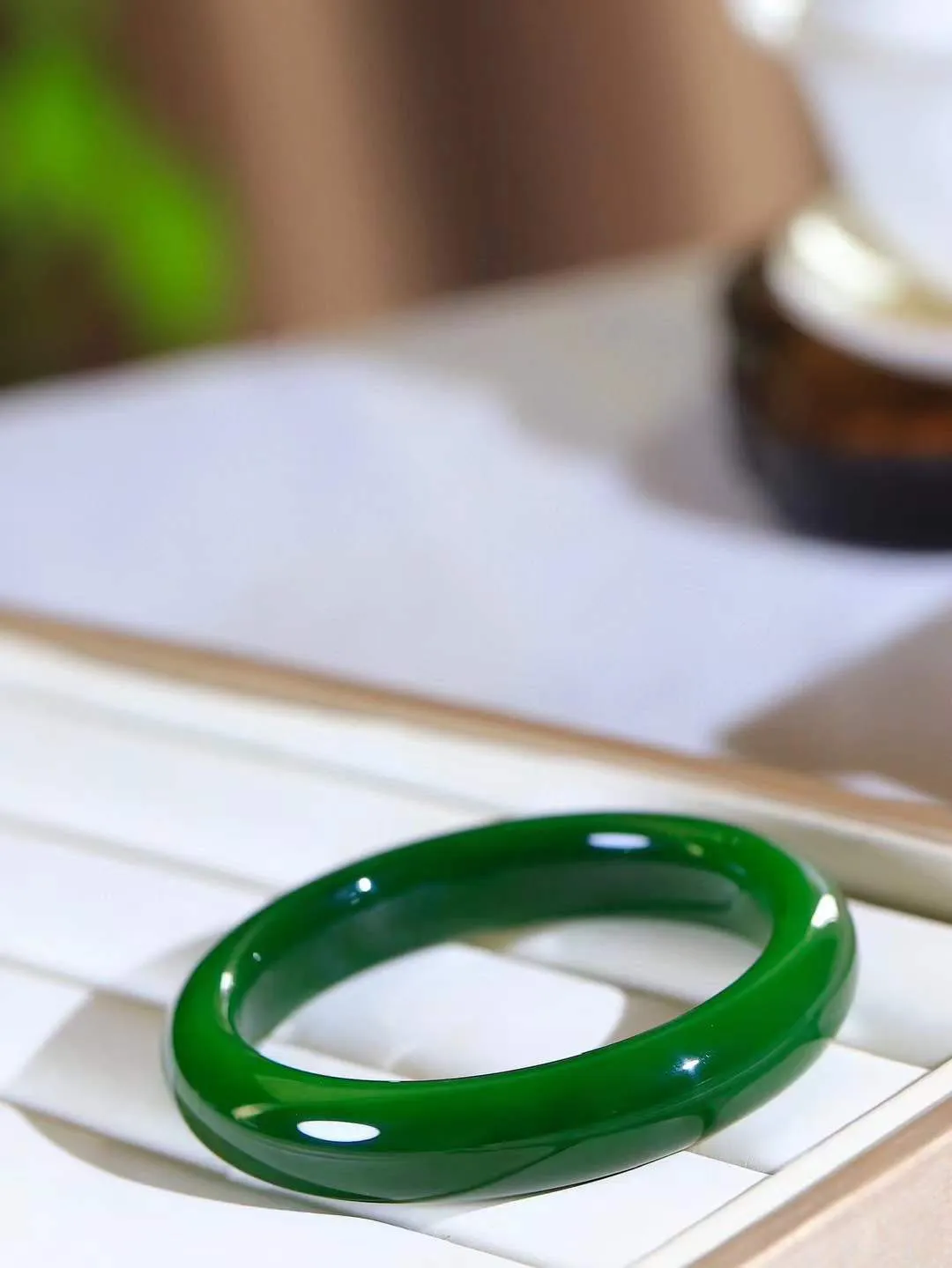 【诗情画意.手镯】

收藏级臻品️️和田玉碧玉手镯   细腻油脂,手感润滑。意韵飘渺，温雅细腻，工艺精湛，️氤氲诗意的美跃然于手腕之间，给人以出尘的风雅，优美脱俗，气质非凡。重54.3克 内径55mm尺寸12.5-8.9mm  22110200A