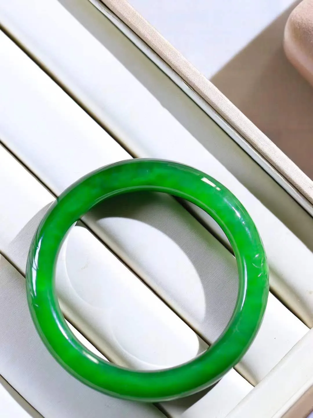 【荷韵.手镯】

精品️和田玉碧玉手镯 玉质温润细腻 手感舒适，高华雅逸，线条流畅 素雅高贵。佩戴于腕间，婉约之美，举手投足间透出那份低调奢华。重58.5克 尺寸55.5-12-10mm FDA-69110279