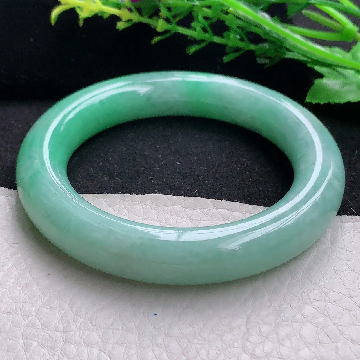 xc自然光55*12*11.7胖圆镯天然缅甸翡翠飘绿厚装圆条玉镯子