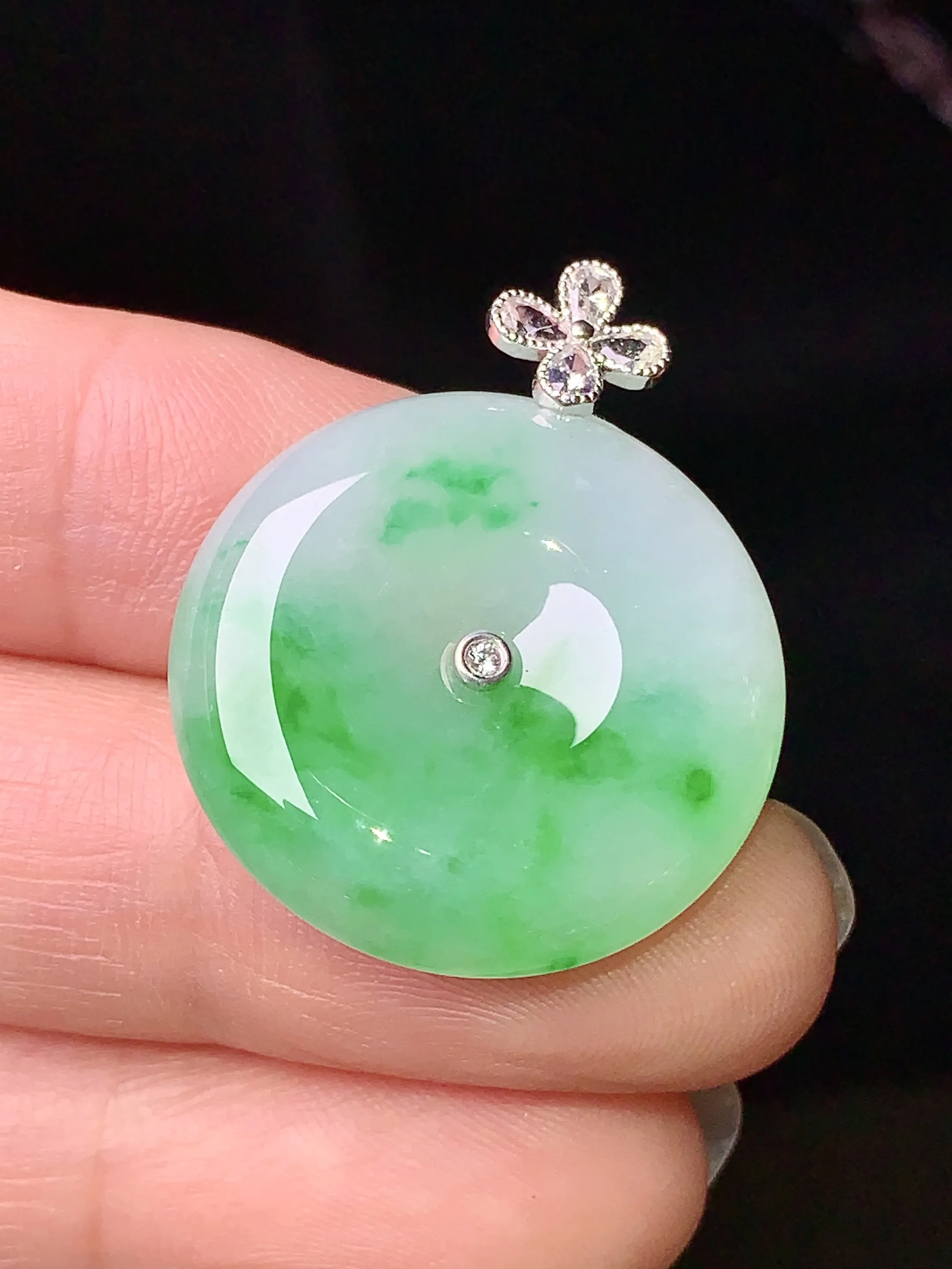 18k金钻镶嵌飘绿平安扣吊坠 玉质细腻 色泽清新艳丽 整体尺寸29*23*5.6