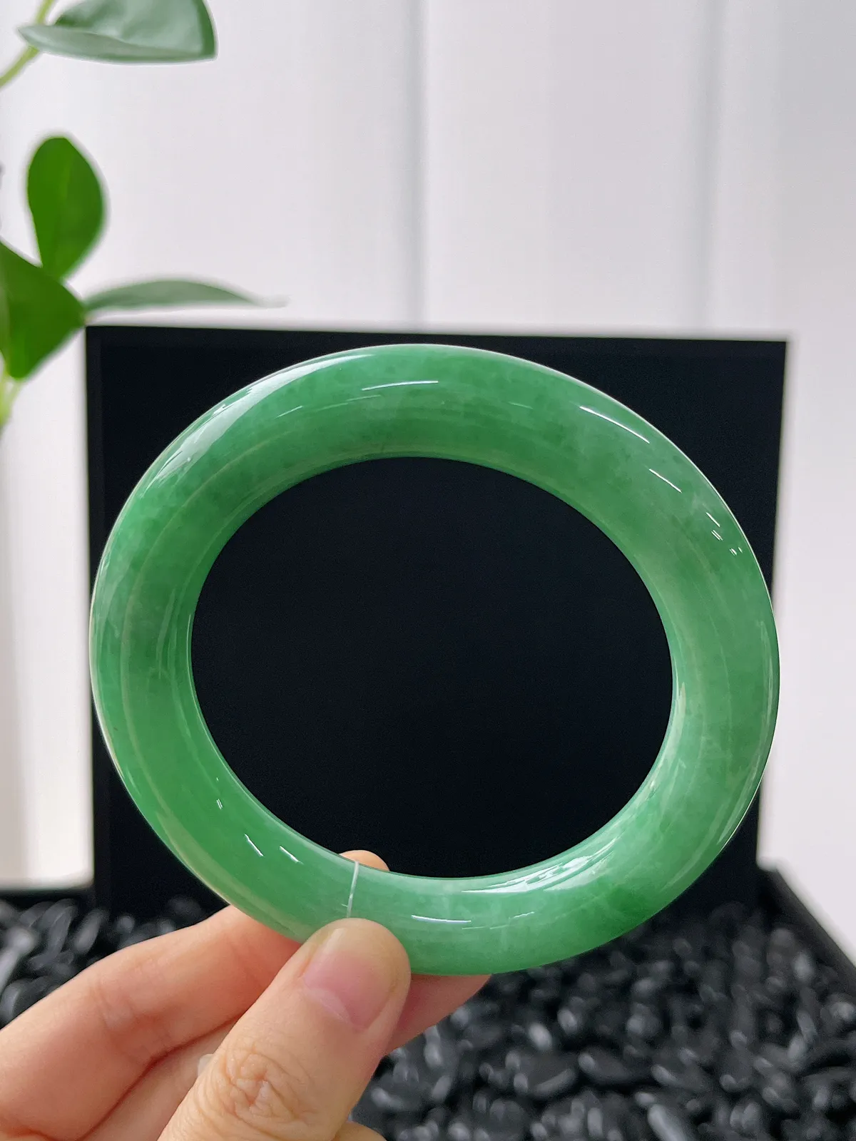 圆镯60圈口，翡翠糯化种绿色手镯