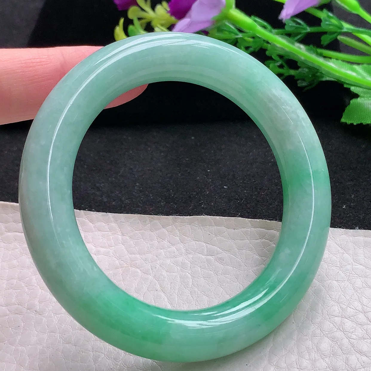 xc自然光55*12*11.7胖圆镯天然缅甸翡翠飘绿厚装圆条玉镯子