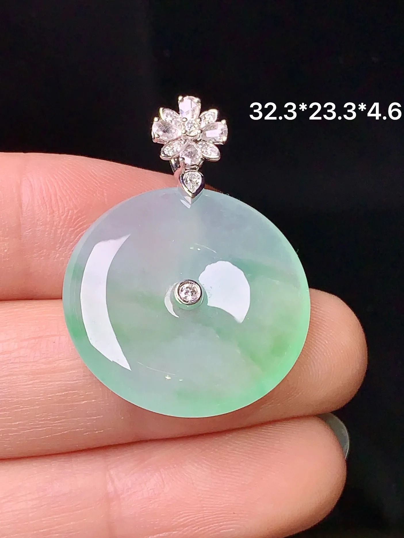 18k金钻镶嵌冰种飘绿平安扣吊坠 玉质细腻 色泽清新艳丽 整体尺寸32.3*23.3*4.6