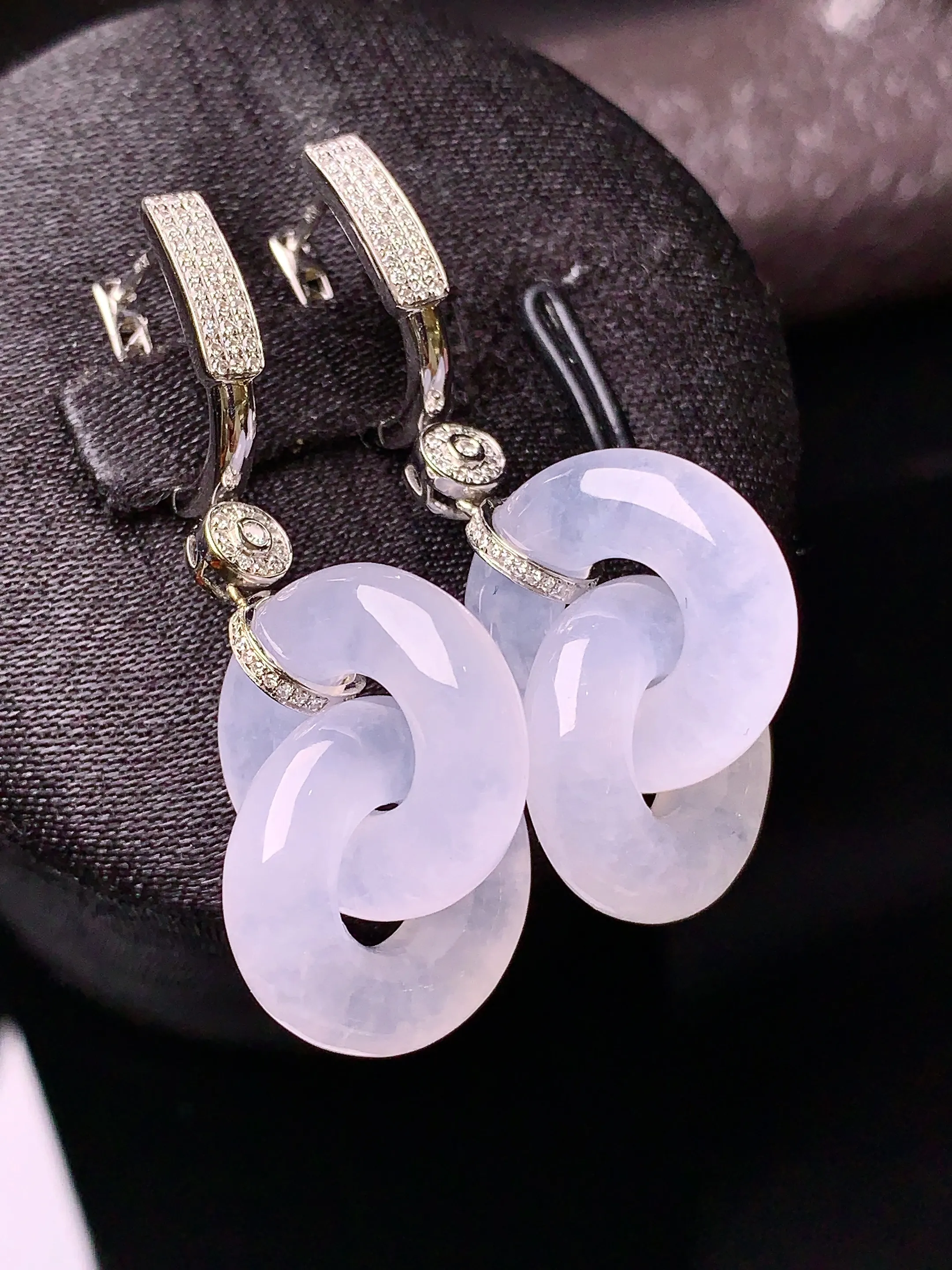 18k金钻镶嵌冰种环环相扣耳坠 玉质细腻 色泽清新艳丽 整体尺寸41.5*15.7*4.8