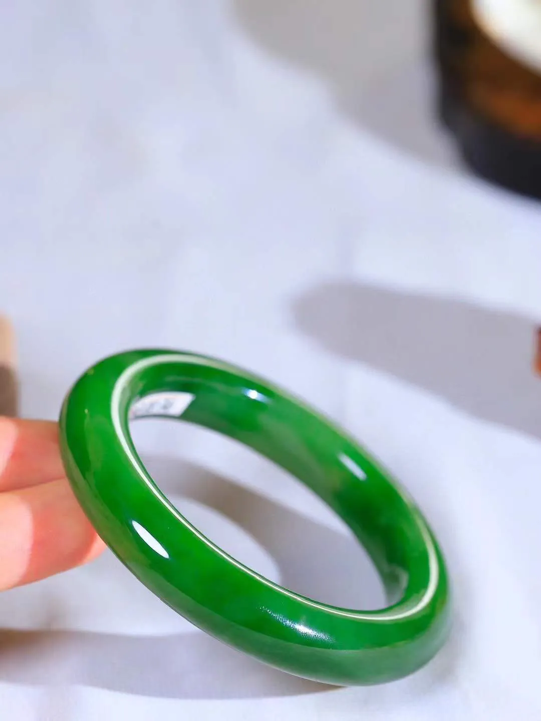 【悠悠芳华.镯】

收藏级和田玉碧玉手镯 玉质温润 青葱岁月，尽收腕中，婉转流畅，凝岁月悠长。盈一眸恬淡，挽一抹绿意。重70.3克 内径55mm尺寸12.5-11mm   86110251A