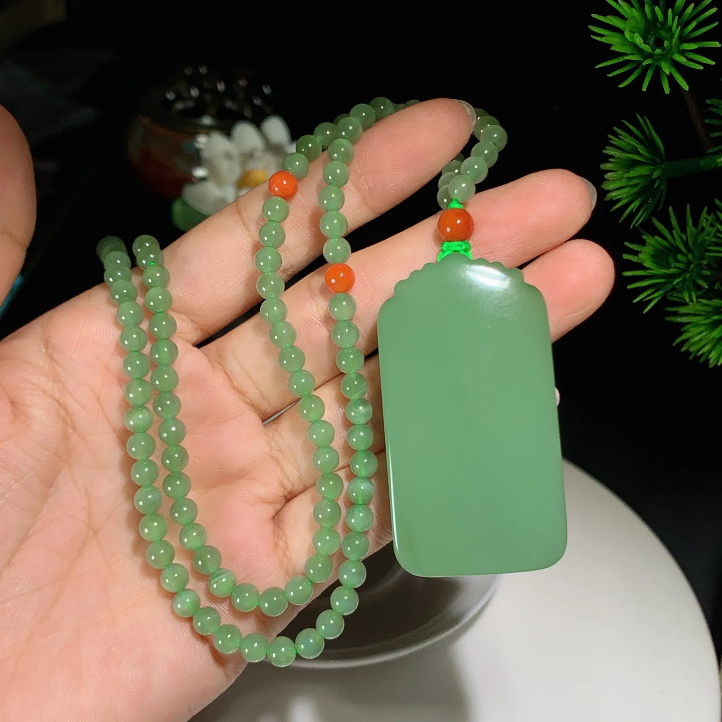 和田玉粉绿俄罗斯碧玉立体战观音牌子挂件。尺寸54.5/29.1/12重59.1克 玉质细腻油润 底色纯净 脂粉好，品质好。lt251031