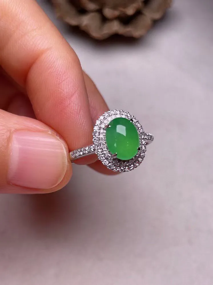 冰种阳绿蛋面戒指 、真金真钻镶嵌，种水好，玉质细腻 .裸石尺寸 8.0*6.0