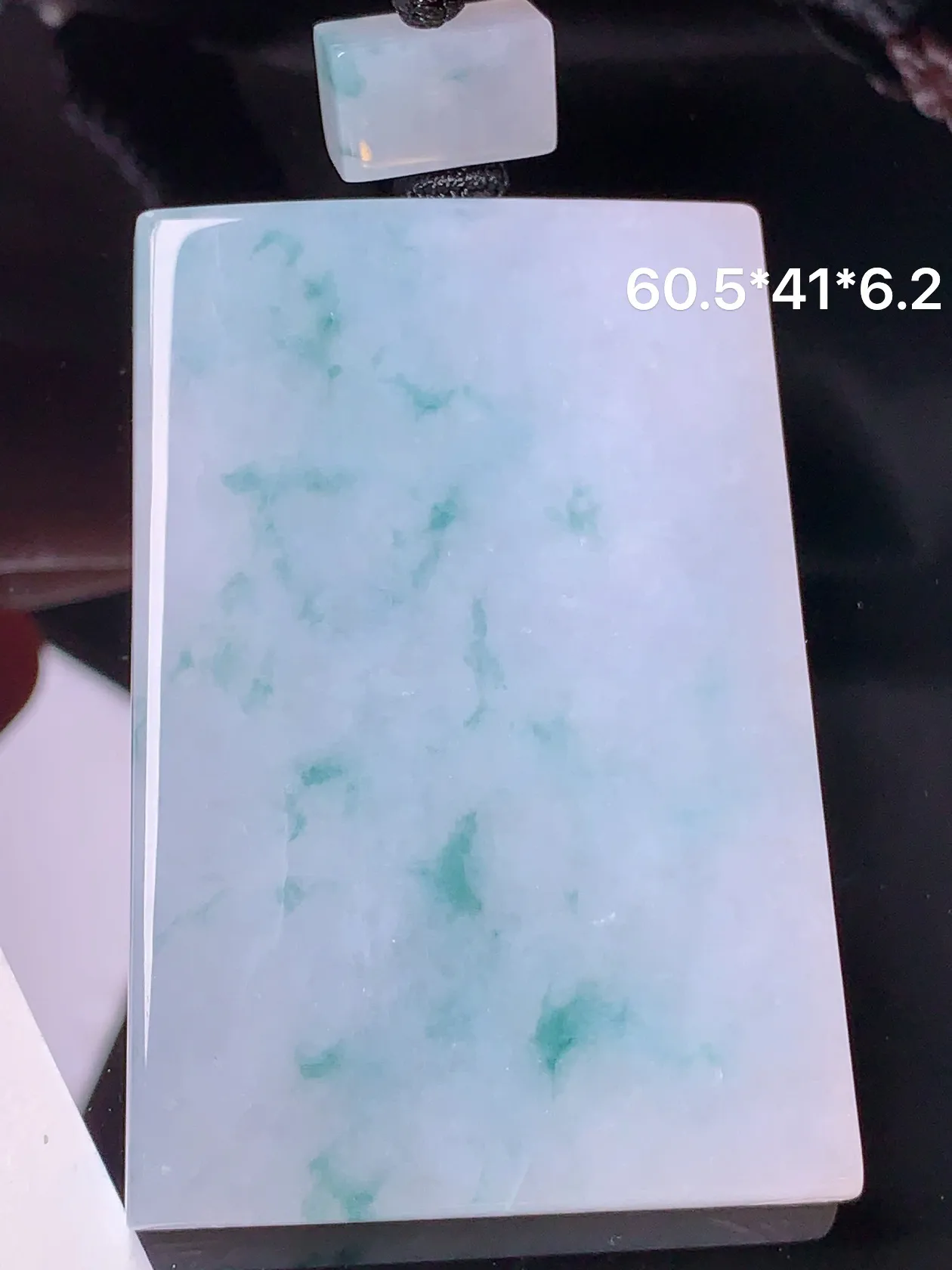 飘绿无事牌吊坠 玉质细腻 色泽清新艳丽 整体尺寸60.5*41*6.2