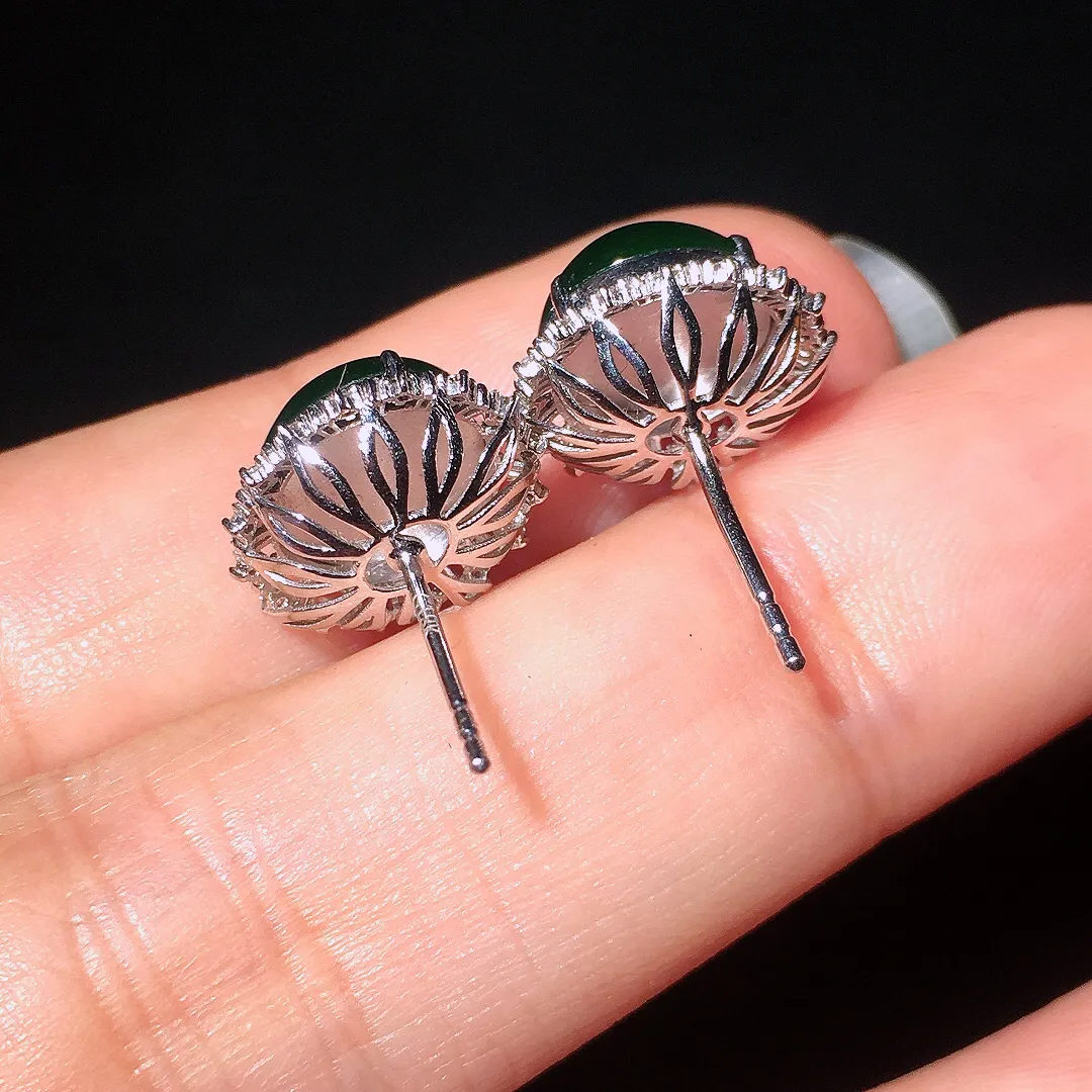 满绿蛋面耳钉，色泽均匀浓郁，玉质细腻，荧光感超
强，饱满圆润，尽显优雅气质，18k
金豪华镶嵌