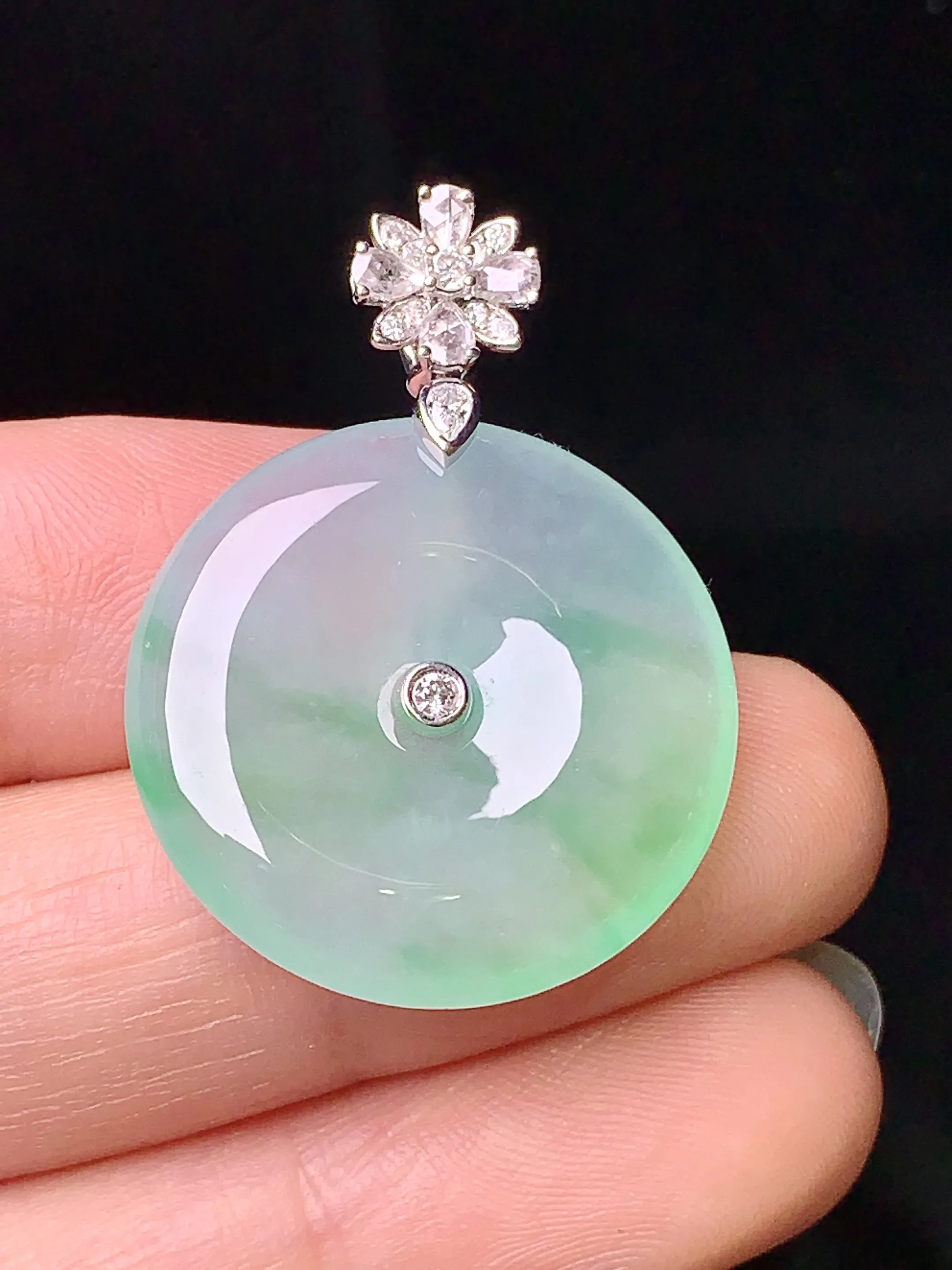 18k金钻镶嵌冰种飘绿平安扣吊坠 玉质细腻 色泽清新艳丽 整体尺寸32.3*23.3*4.6