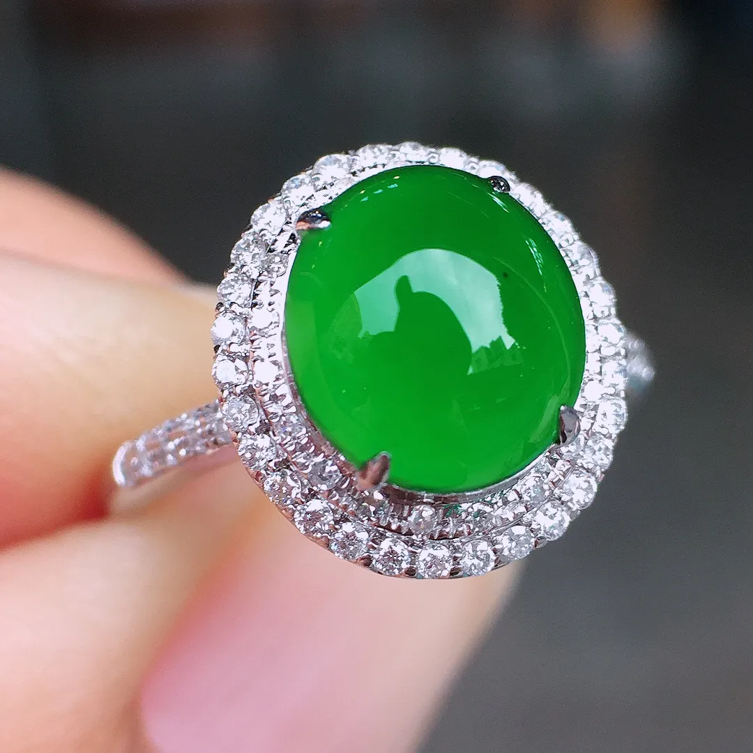 满绿蛋面戒指，色泽均匀浓郁，玉质细腻，荧光感超
强，饱满圆润，尽显优雅气质，18k
金豪华镶嵌