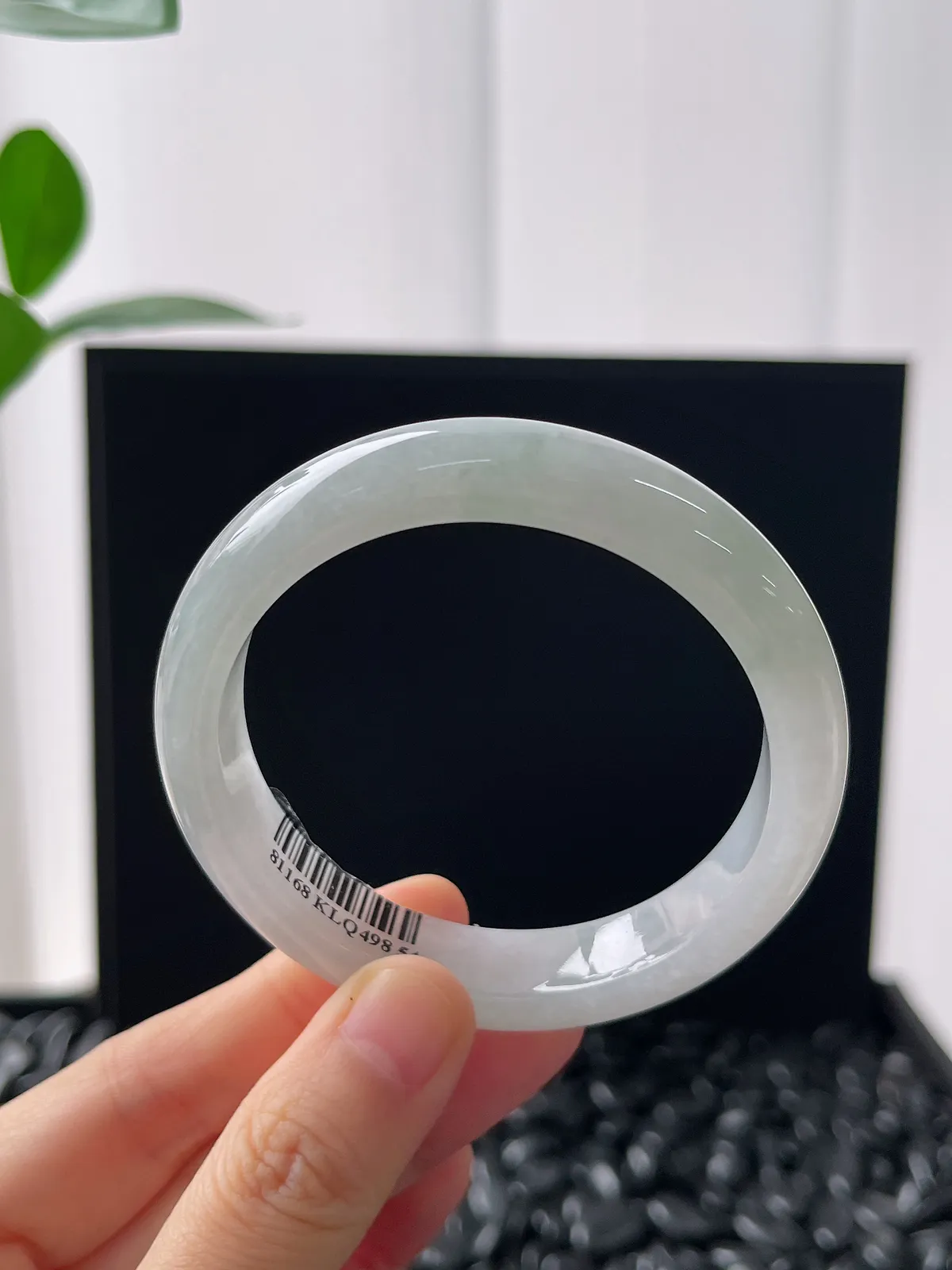 正圈54圈口，翡翠糯化种淡绿色手镯