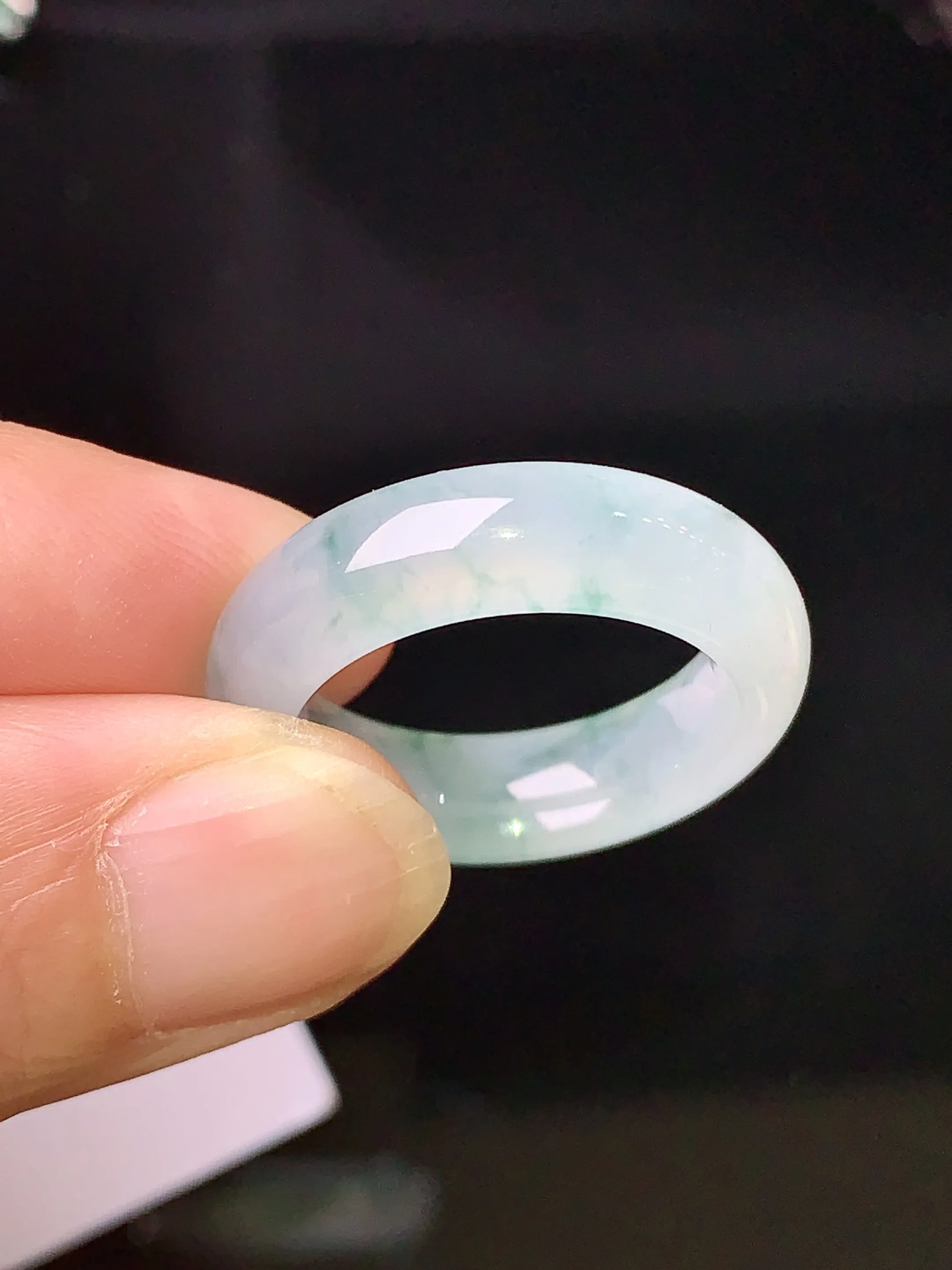 飘绿指环 玉质细腻 色泽清新艳丽 整体尺寸24.3*6*4 圈口12.5