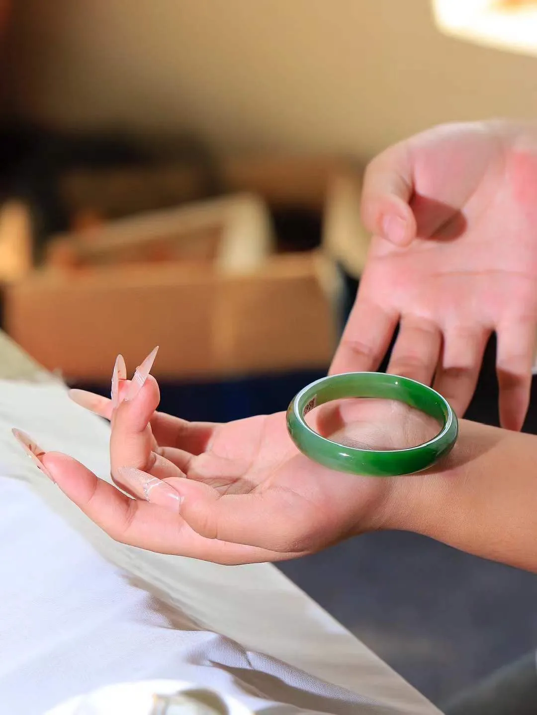 （一见钟情.手镯）

精品和田玉碧玉手镯，玉质温和莹润，精光内蕴，手感舒适。整器简约，打磨光洁，让