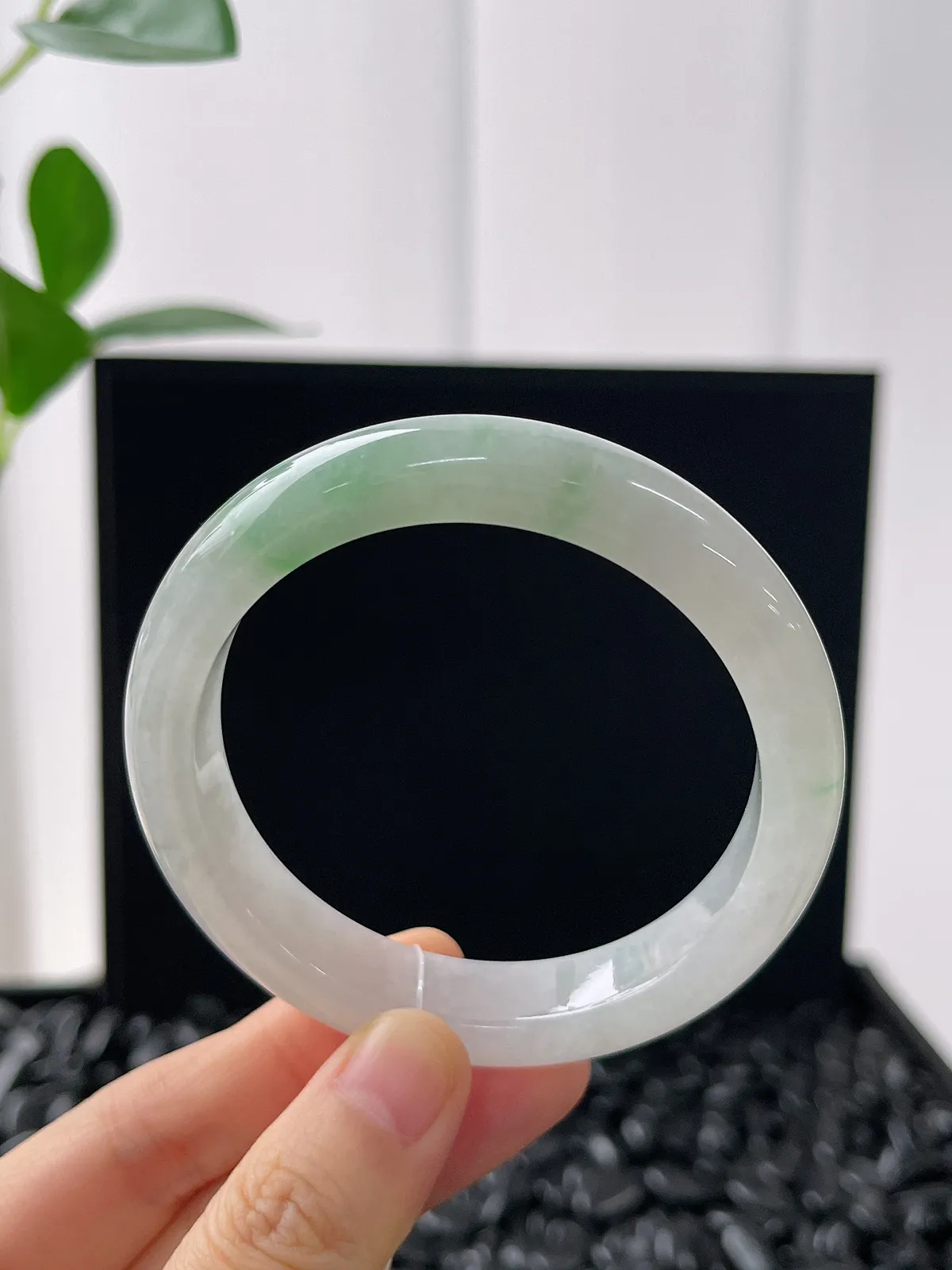 正圈55圈口，翡翠冰糯种飘绿手镯