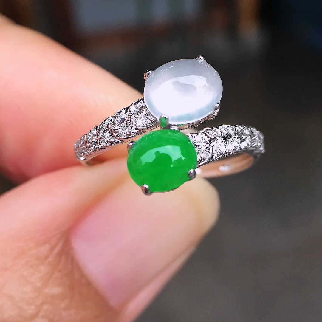 （冰+绿）二合一戒指，色泽均匀艳丽，玉质细腻，荧光感超
强，饱满圆润，尽显优雅气质，18k
金豪华镶嵌