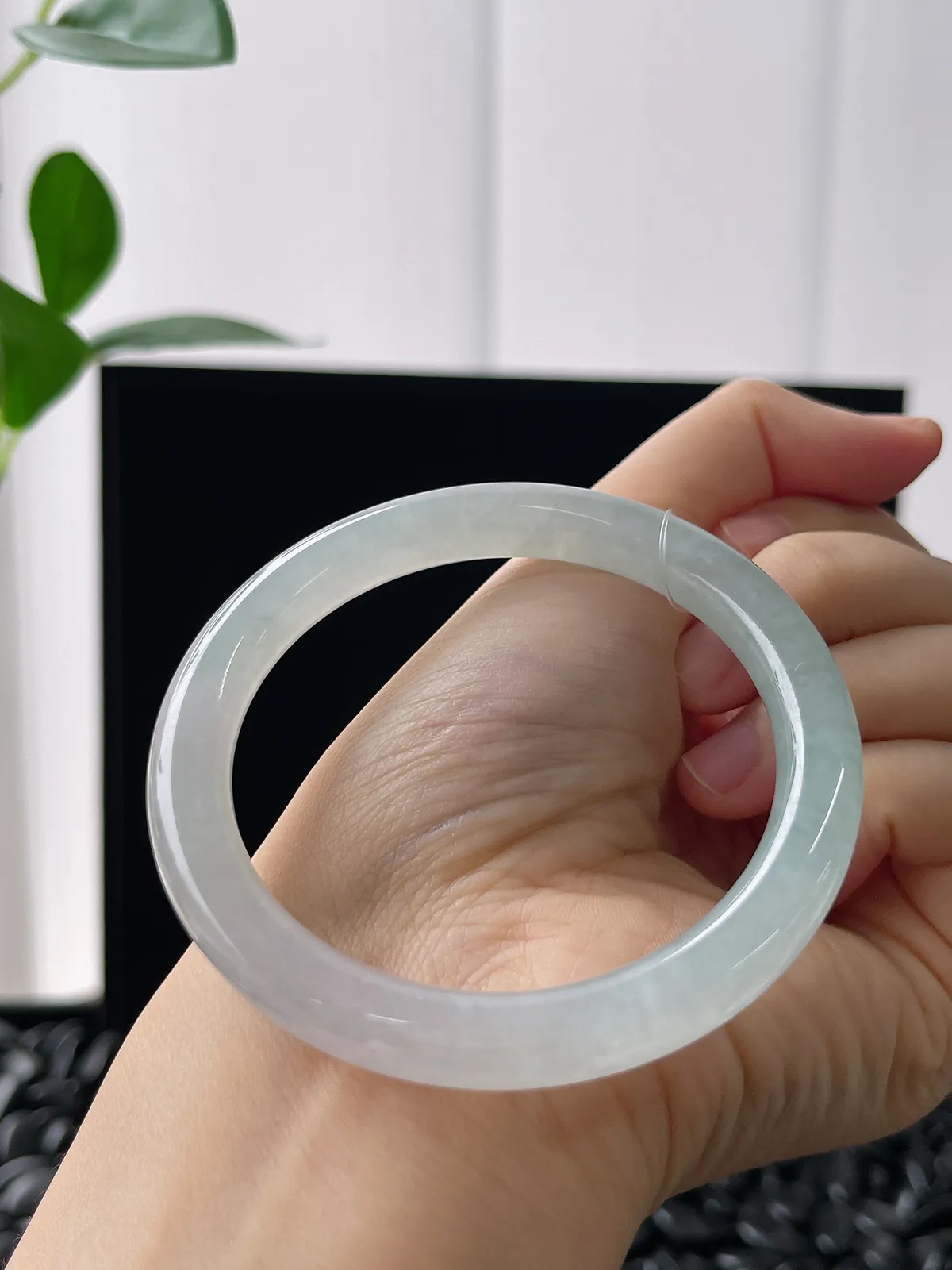 圆镯55圈口，翡翠冰糯种淡绿色手镯