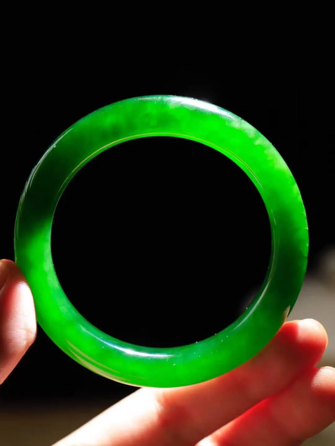 【荷韵.手镯】

精品️和田玉碧玉手镯 玉质温润细腻 手感舒适，高华雅逸，线条流畅 素雅高贵。佩戴于腕间，婉约之美，举手投足间透出那份低调奢华。重58.5克 尺寸55.5-12-10mm FDA-69110279