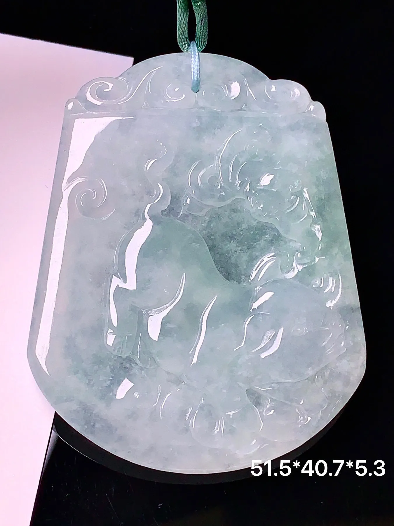 冰种飘绿生肖猪吊坠 玉质细腻 色泽清新艳丽 整体尺寸51.5*40.7*5.3