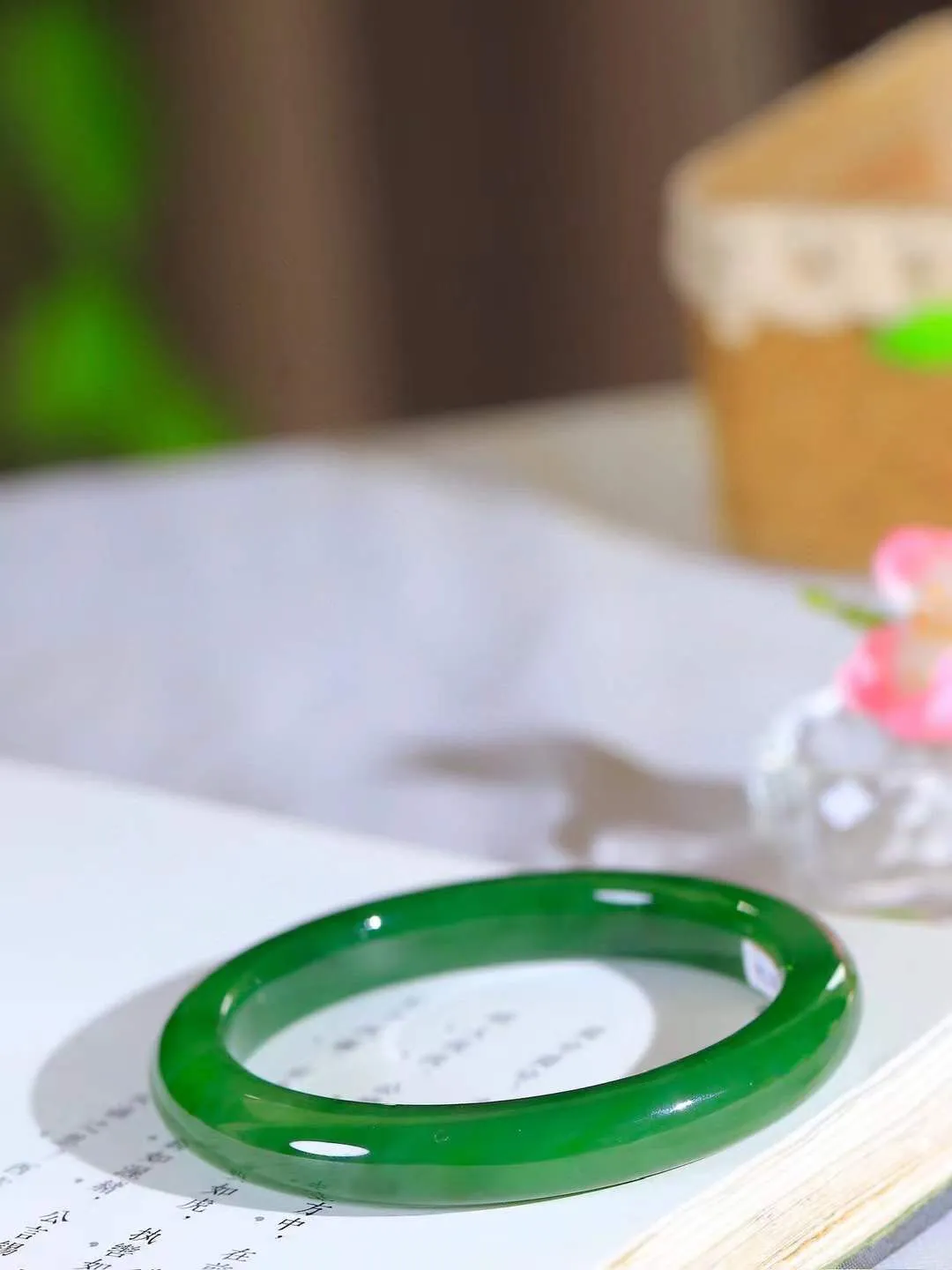 【温润如心.镯】

精品️和田玉碧玉手镯，精选上等碧玉料，色泽清透，质地细腻。佩戴它，感受千年玉文化的温润与优雅，愿它为您带来平安与幸福。重50.6克  尺寸59.5-10.3-8.8mm  10110211A