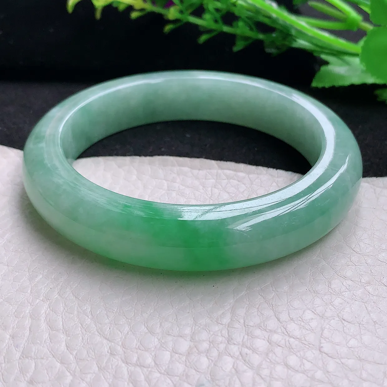 xc自然光59.5*12.8*9.6平安镯天然缅甸翡翠飘绿厚装正圈宽边玉镯子