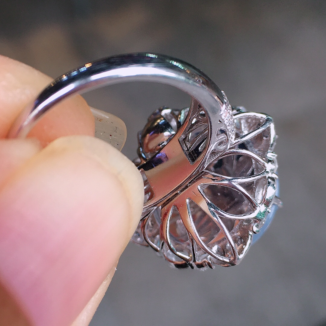 紫罗兰蛋面戒指/吊坠两用款，色泽均匀艳丽，玉质细腻，荧光感超
强，饱满圆润，尽显优雅气质，18k
金豪华镶嵌