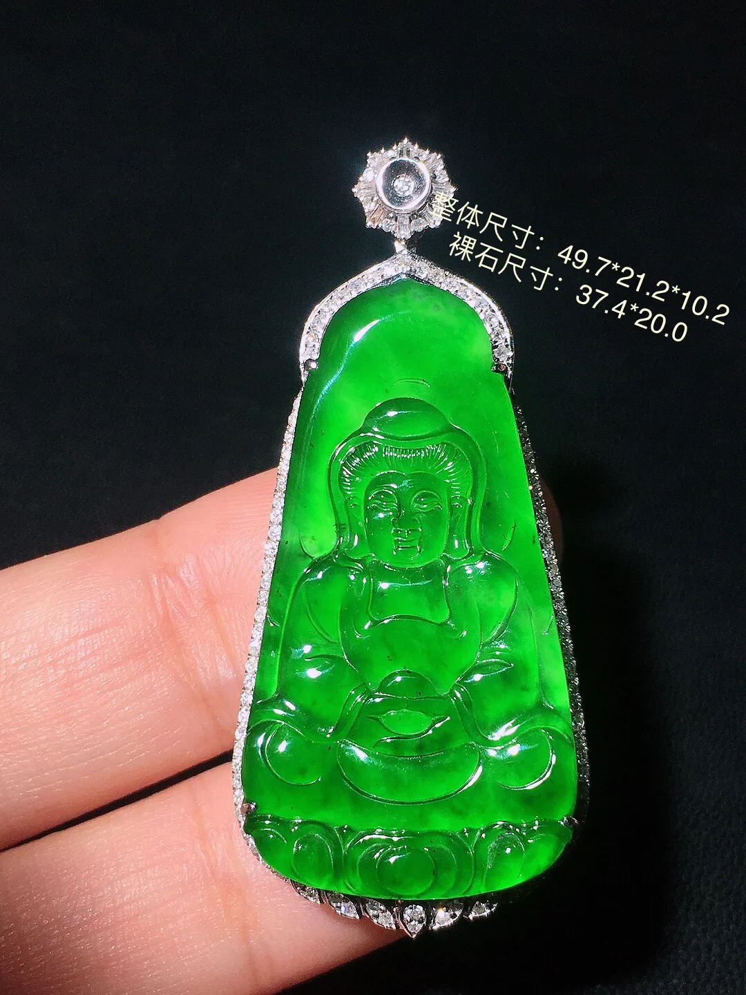 阳绿观音吊坠，色泽均匀艳丽，玉质细腻，荧光感超
强，饱满圆润，尽显优雅气质，18k
金豪华镶嵌