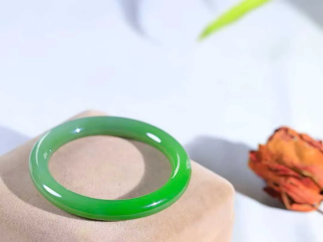 【碧色荡漾·手镯】

收藏级臻品和田玉碧玉圆条手镯，玉质细腻温润，手感舒适，️线条流畅，简约