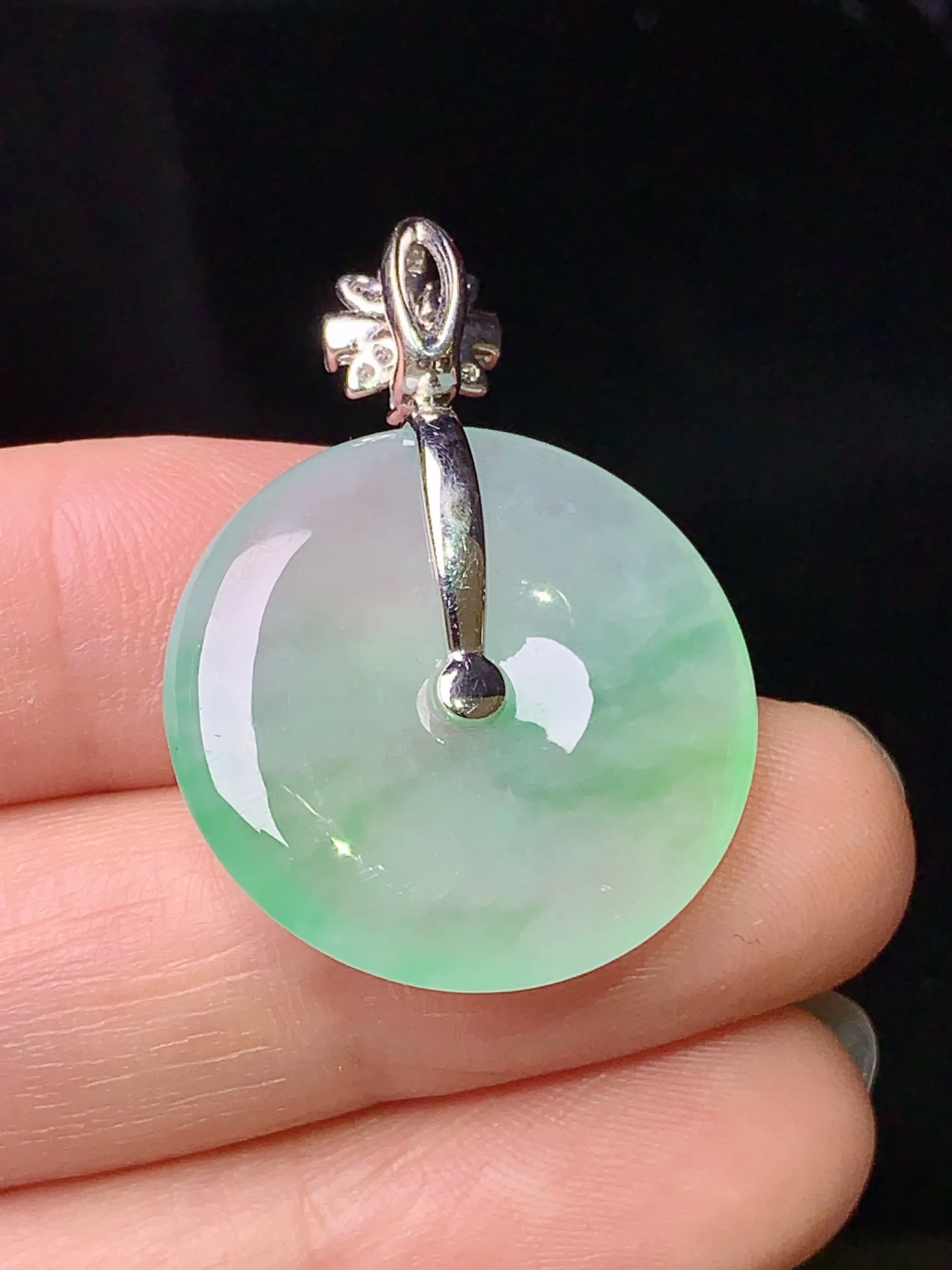 18k金钻镶嵌冰种飘绿平安扣吊坠 玉质细腻 色泽清新艳丽 整体尺寸32.3*23.3*4.6