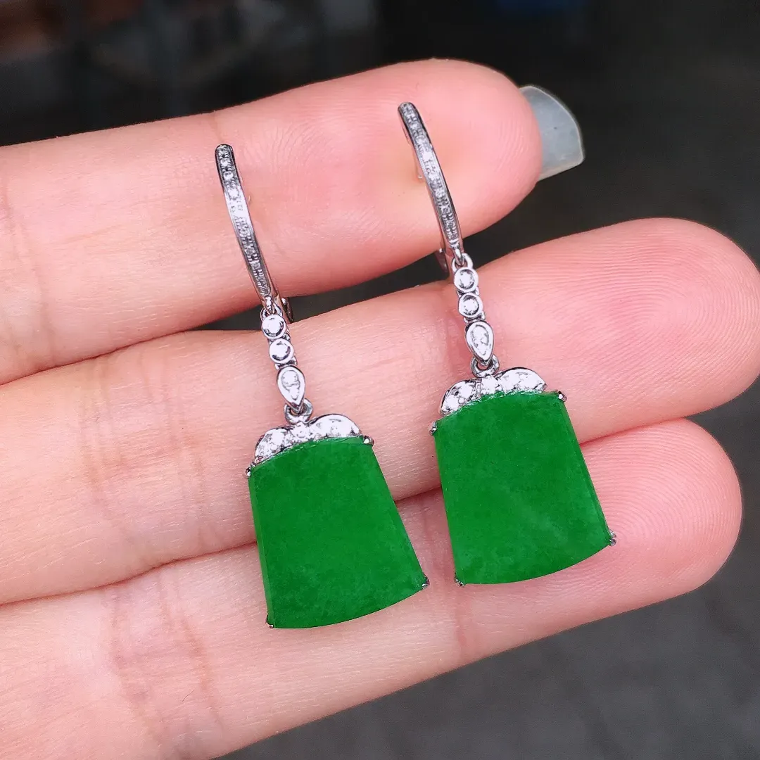 阳绿无事牌耳坠，色泽均匀艳丽，玉质细腻，荧光感超
强，饱满圆润，尽显优雅气质，18k
金豪华镶嵌