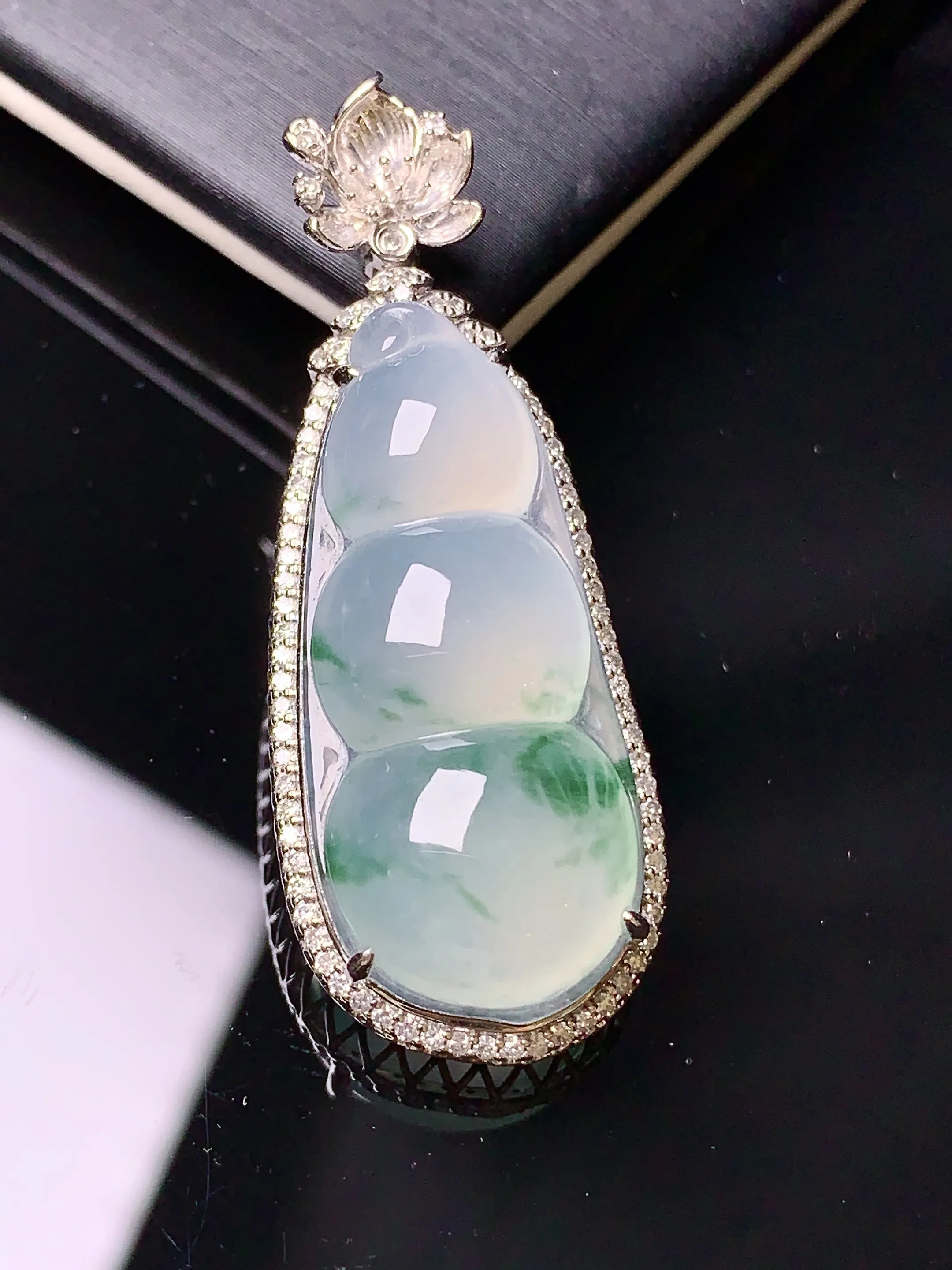 18k金钻镶嵌冰种飘绿四季豆吊坠 玉质细腻 色泽清新艳丽 整体尺寸42.2*16*10.6