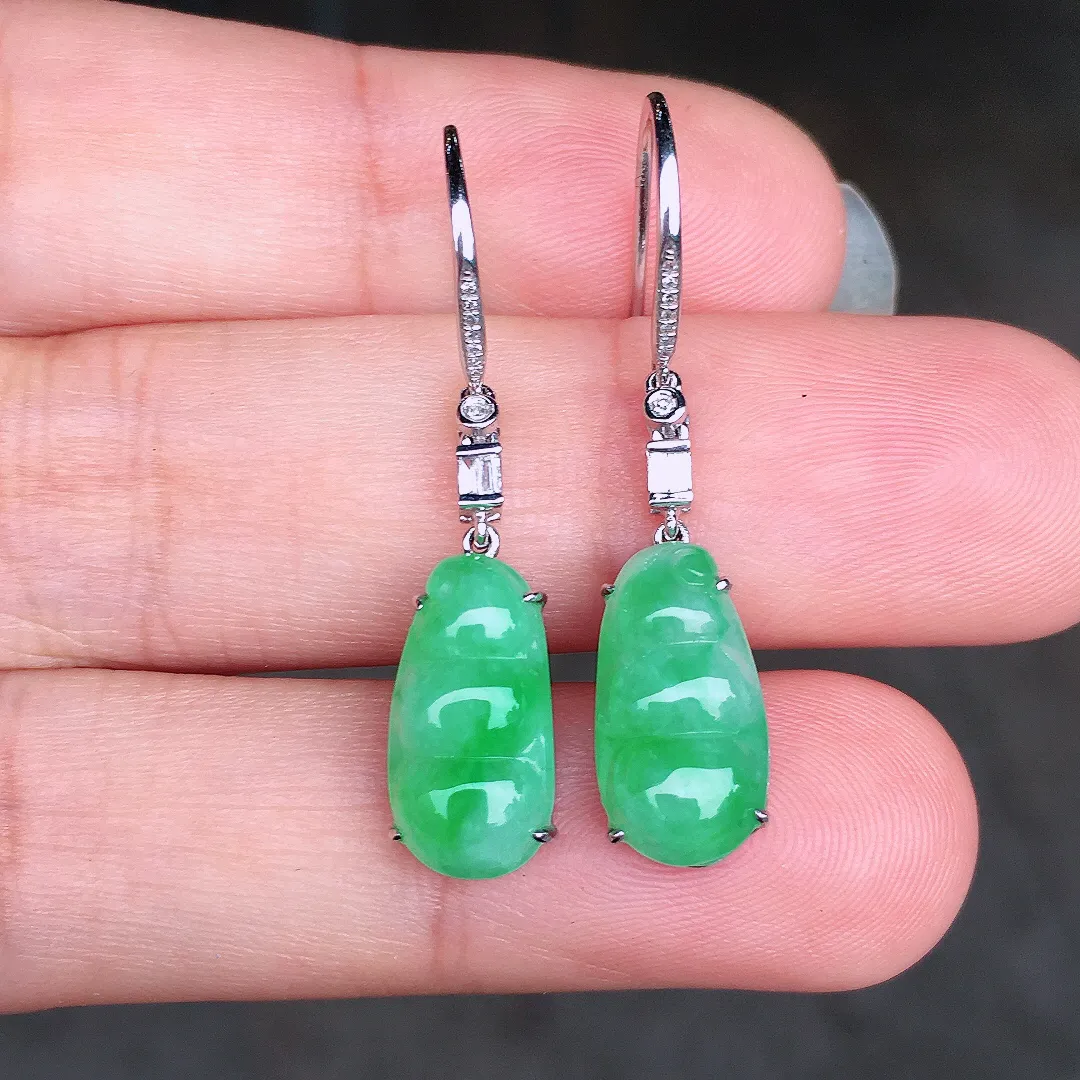 阳绿福豆耳坠，色泽均匀艳丽，玉质细腻，荧光感超
强，饱满圆润，尽显优雅气质，18k
金豪华镶嵌