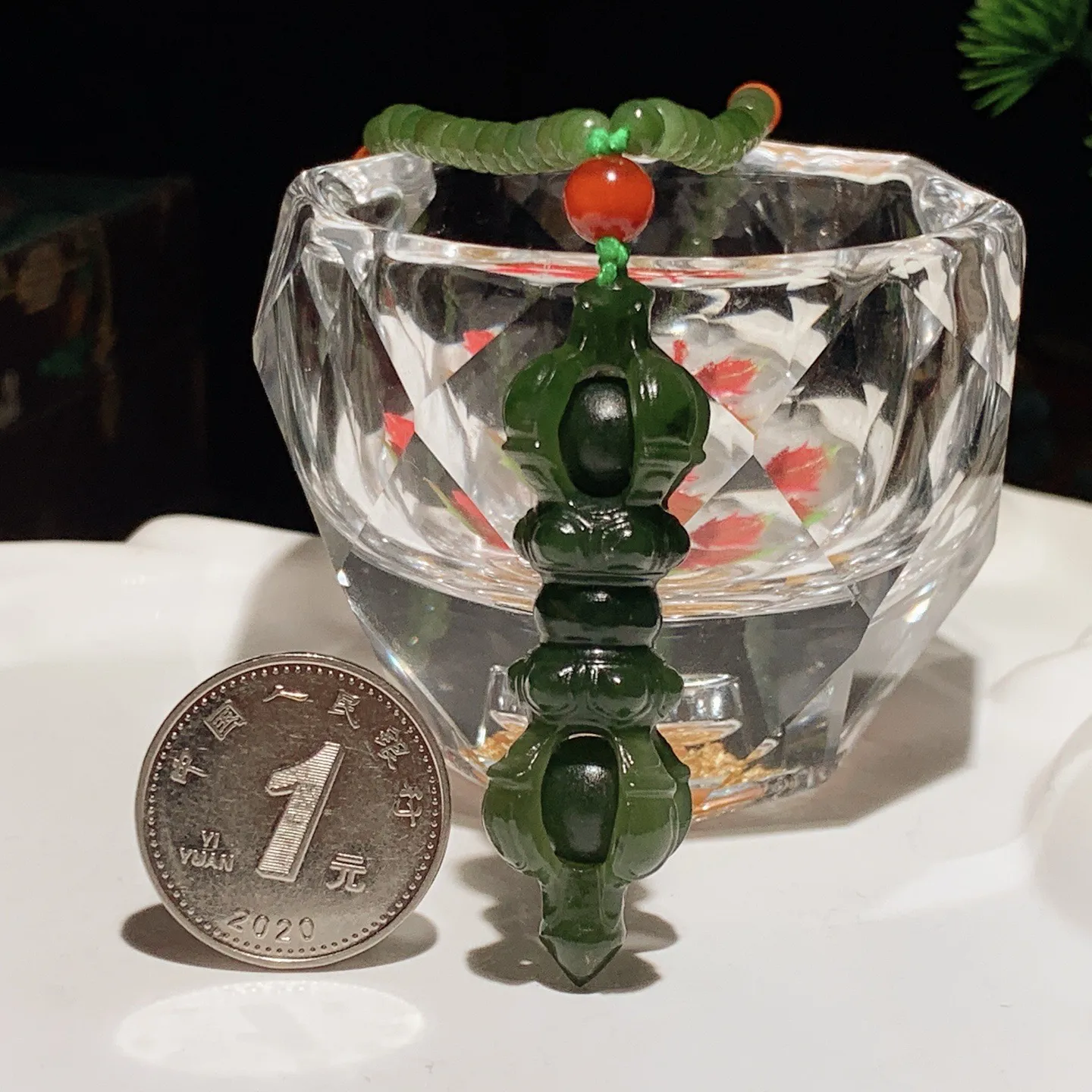 和田玉菠菜绿猫眼俄罗斯碧玉降魔杵挂件。尺寸49/16重25克。玉质细腻油润。手推出油。佩戴高端典雅。lt251031