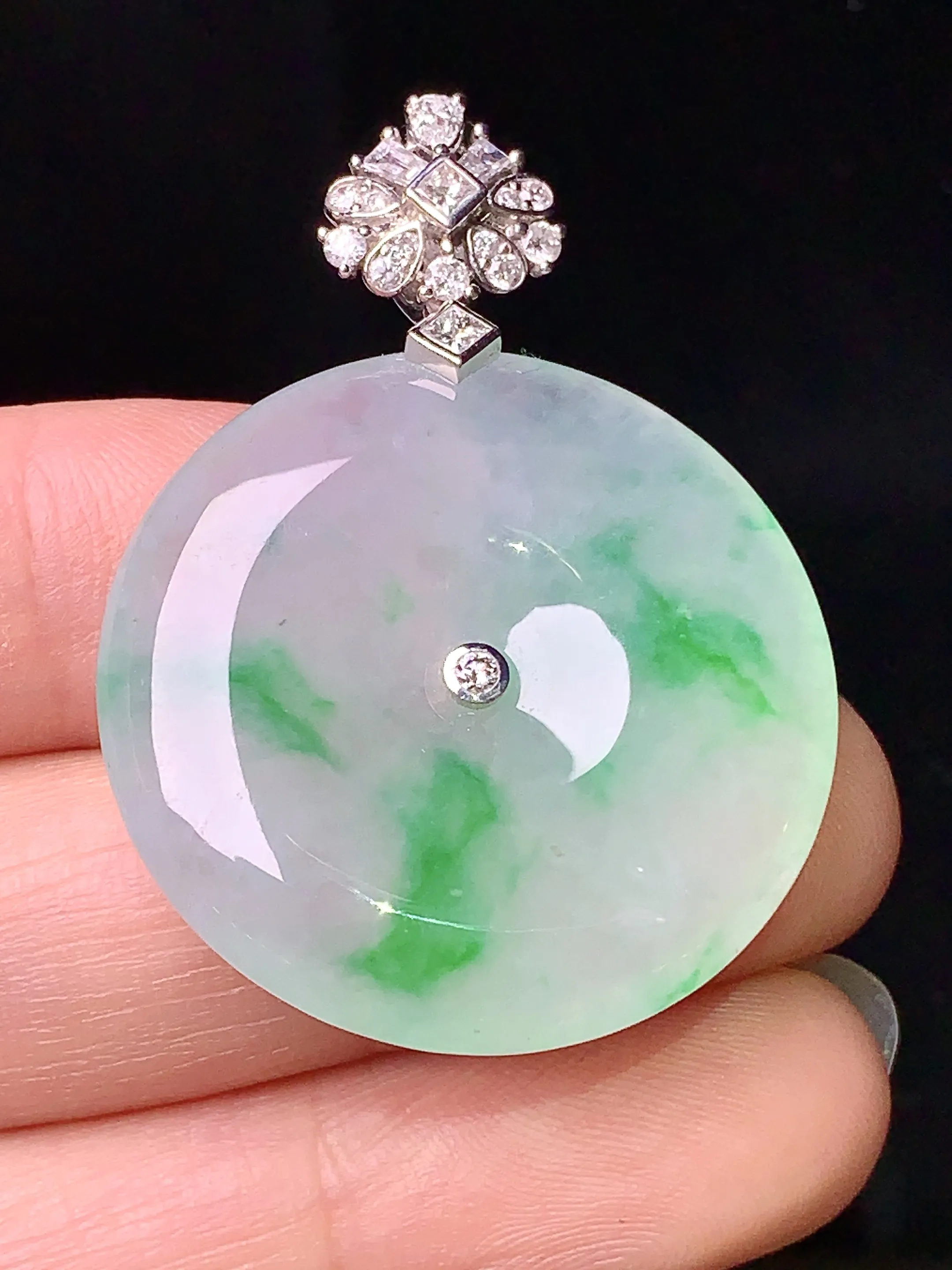 18k金钻镶嵌冰种飘绿平安扣吊坠 玉质细腻 色泽清新艳丽 整体尺寸40.5*29.5*5.6