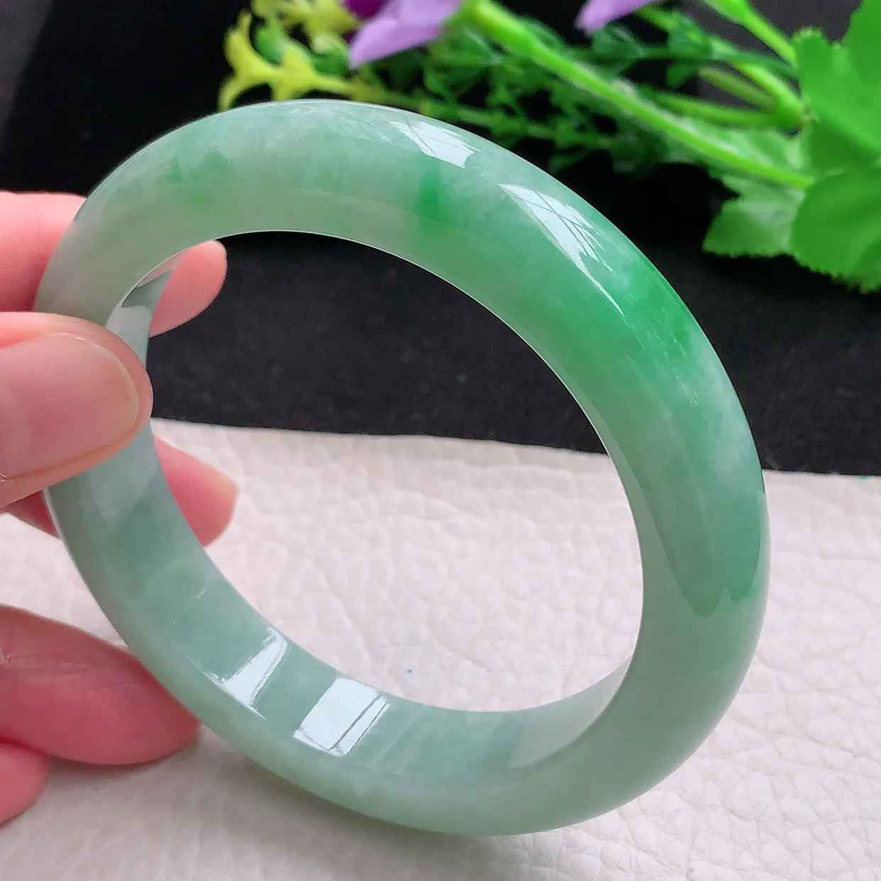 xc自然光59.5*12.8*9.6平安镯天然缅甸翡翠飘绿厚装正圈宽边玉镯子