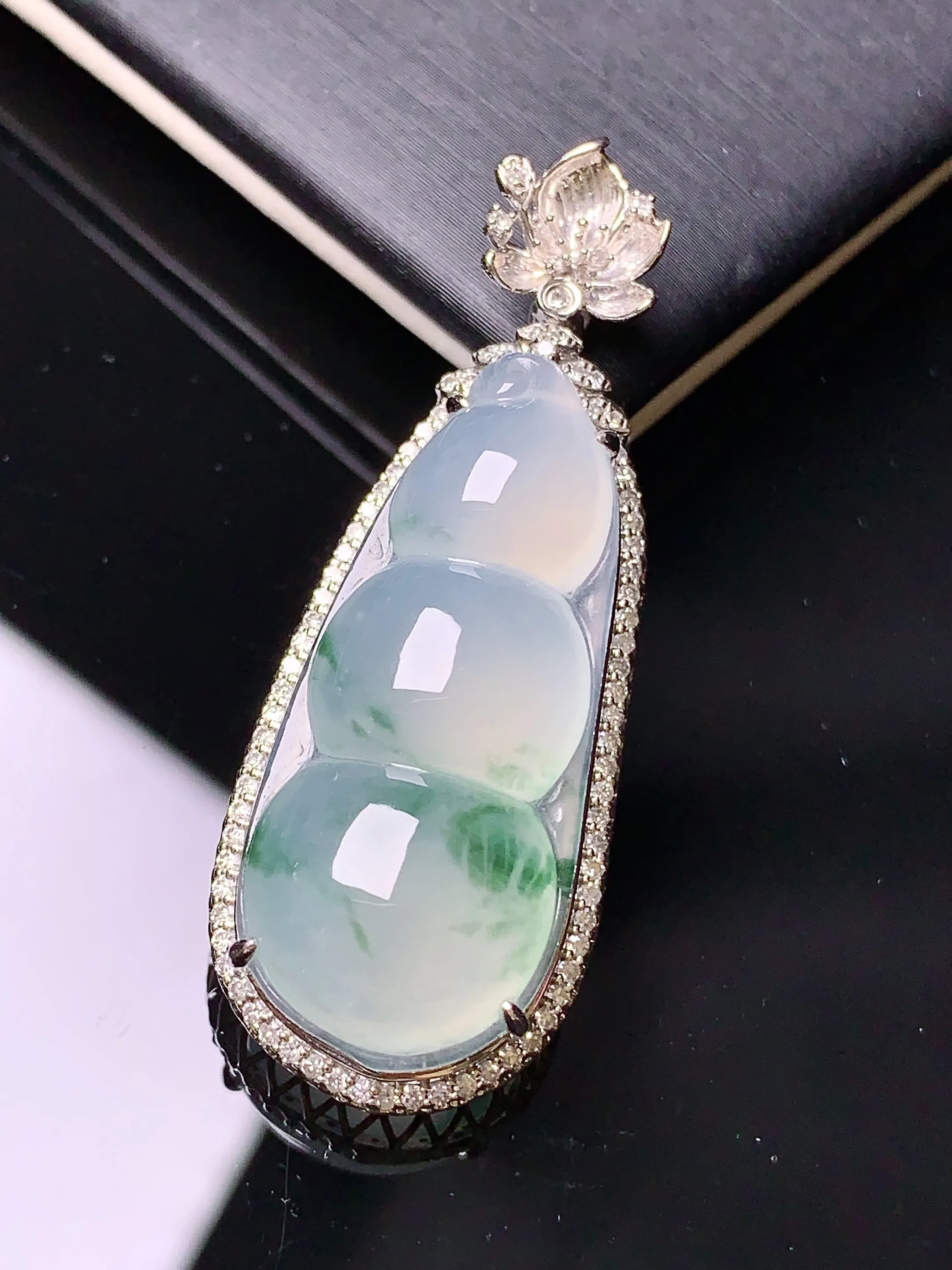 18k金钻镶嵌冰种飘绿四季豆吊坠 玉质细腻 色泽清新艳丽 整体尺寸42.2*16*10.6