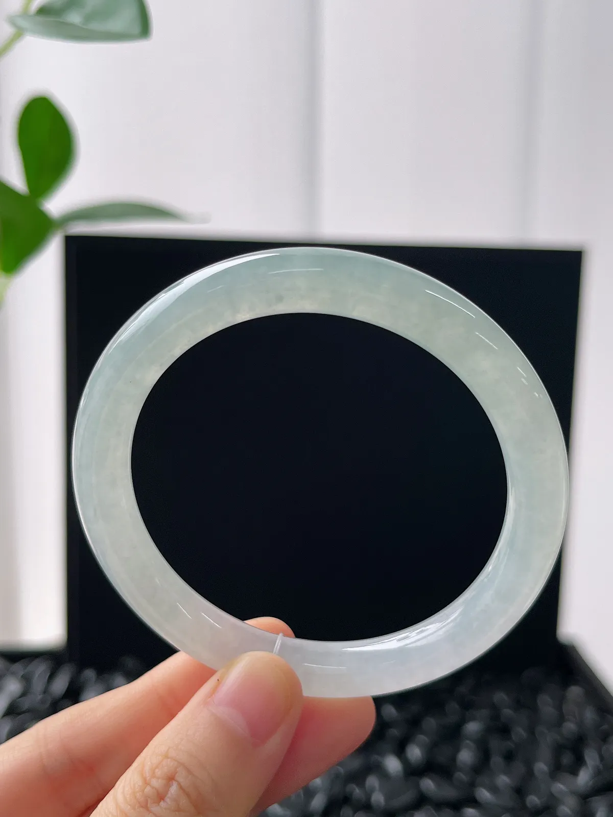 圆镯55圈口，翡翠冰糯种淡绿色手镯