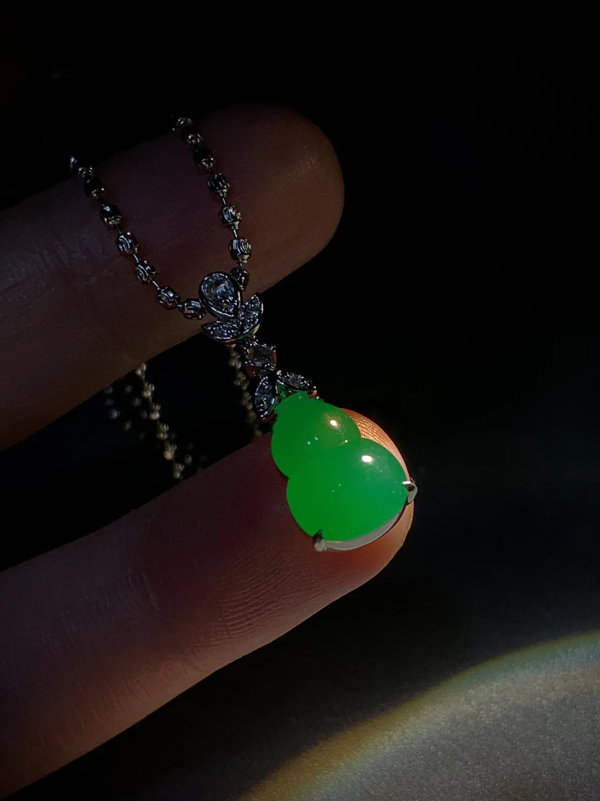 绿葫芦吊坠，裸石12.5-9-4.5mm，
整体25.5-9-6.2mm，
18K金，南非钻，不配链