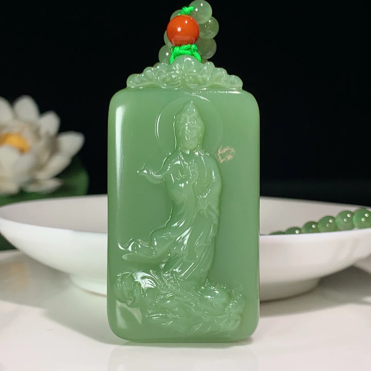 和田玉粉绿俄罗斯碧玉立体战观音牌子挂件。尺寸54.5/29.1/12重59.1克 玉质细腻油润 底色纯净 脂粉好，品质好。lt251031