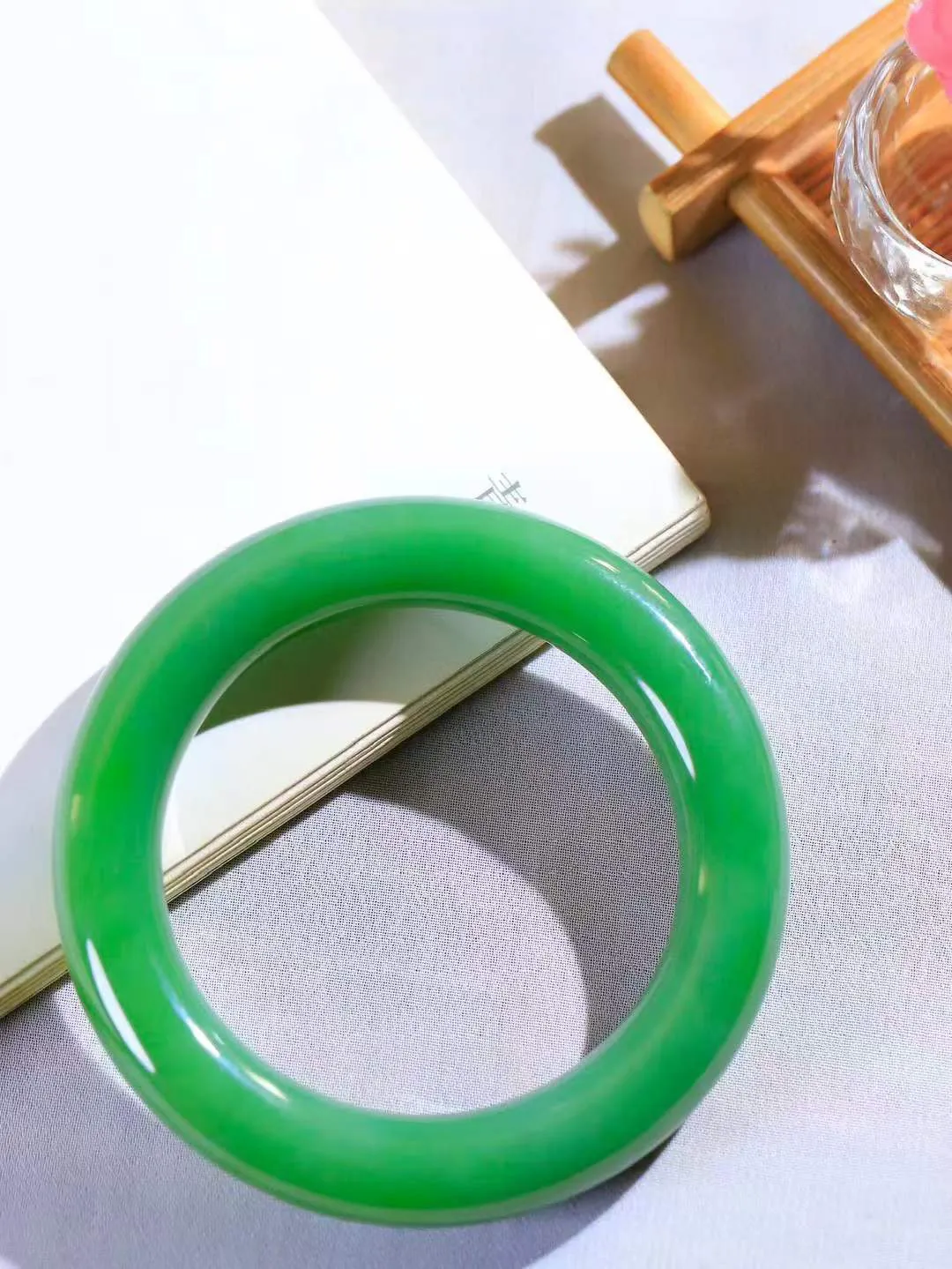 【玉佳人·手镯】

收藏级️和田玉碧玉圆条手镯 ，玉质细腻油润，做工细致精美，端庄素雅，亭亭玉立，芊芊素手。芊芊素手，怎能忘镯？秀美圆条，更显婀娜。内径55.5mm 尺寸12.9-12.5mm重80.3克69110280A