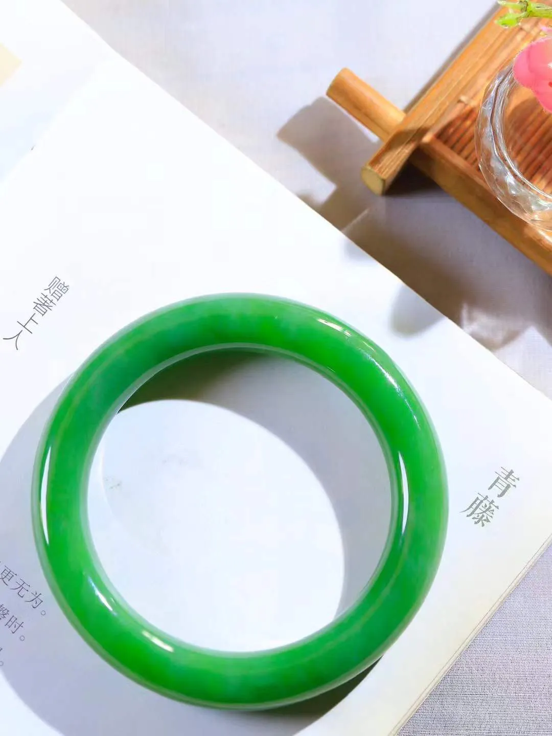 【玉佳人·手镯】

收藏级️和田玉碧玉圆条手镯 ，玉质细腻油润，做工细致精美，端庄素雅，亭亭玉立，芊芊素手。芊芊素手，怎能忘镯？秀美圆条，更显婀娜。内径58.5mm 尺寸11.6-11.5mm重72克69110280A