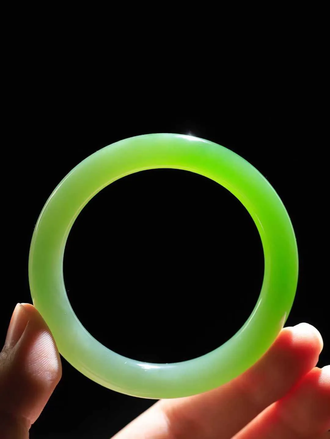 【碧色荡漾·手镯】

收藏级臻品和田玉碧玉圆条手镯，玉质细腻温润，手感舒适，️线条流畅，简约大气，美自天成，佩戴于腕间，婉约之美，举手投足间透出那份低调奢华，醉人心扉。重36.7克  内径圈口53mm  尺寸8.7-9mm  FDA-661081933