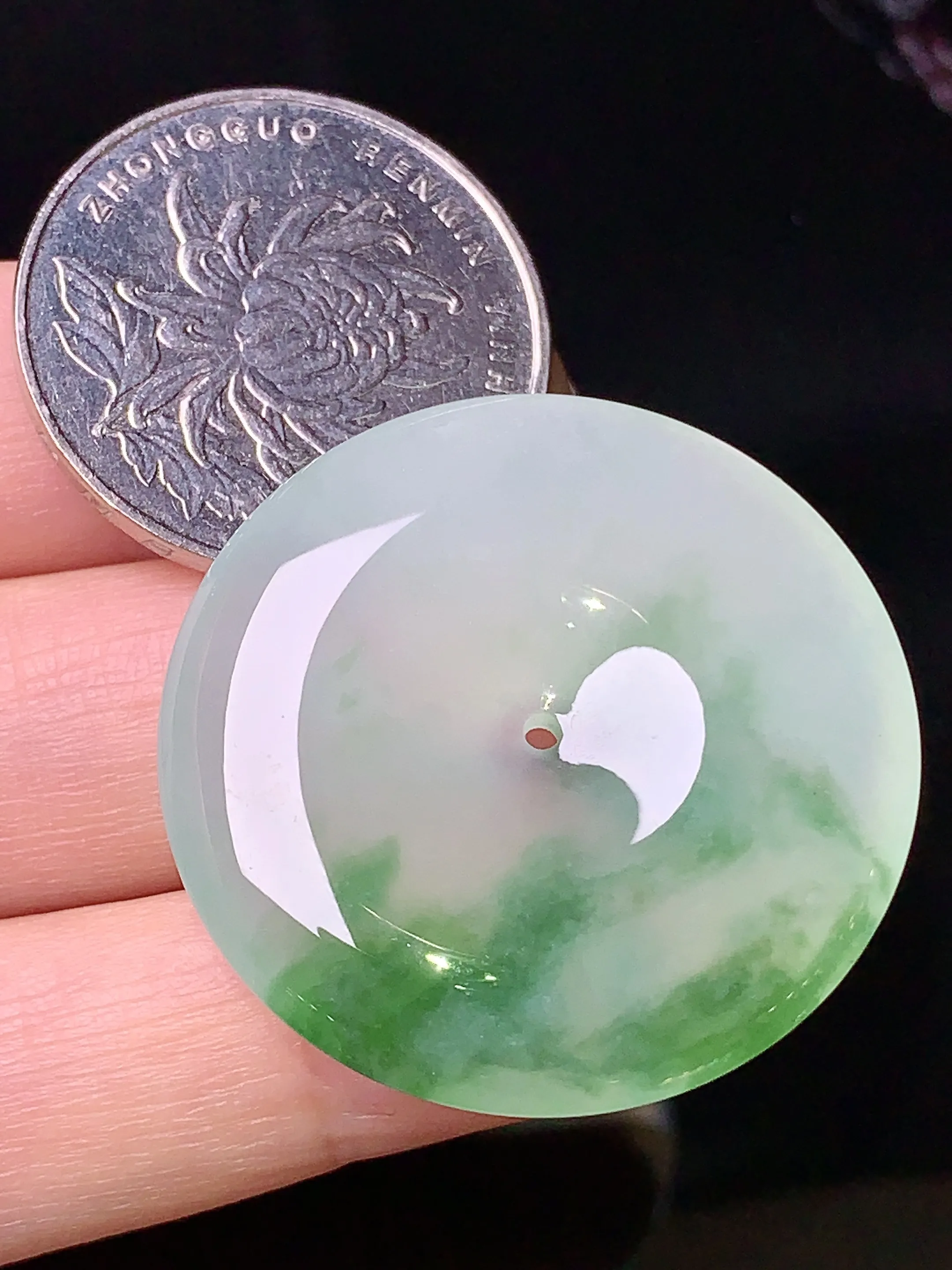 飘绿平安扣吊坠 玉质细腻 色泽清新艳丽 整体尺寸32.5*6