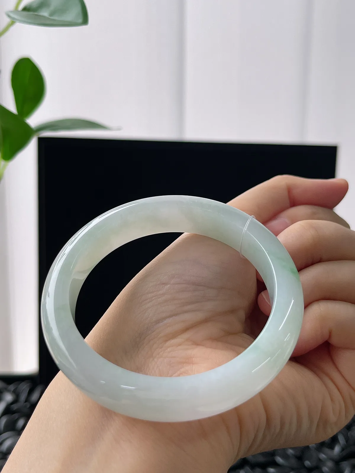 正圈54.5圈口，翡翠冰糯种飘绿手镯