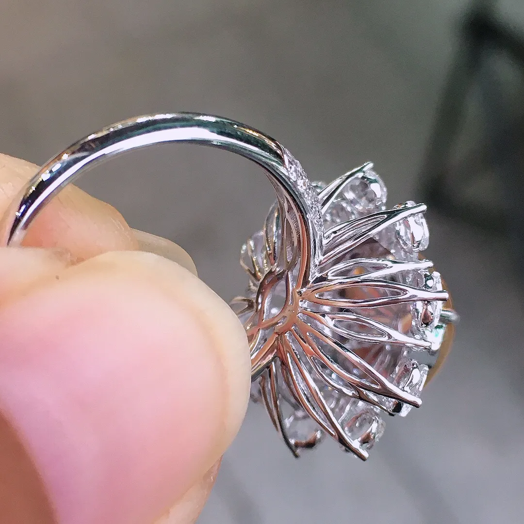 黄翡蛋面戒指，色泽均匀艳丽，玉质细腻，荧光感超
强，饱满圆润，尽显优雅气质，18k
金豪华镶嵌