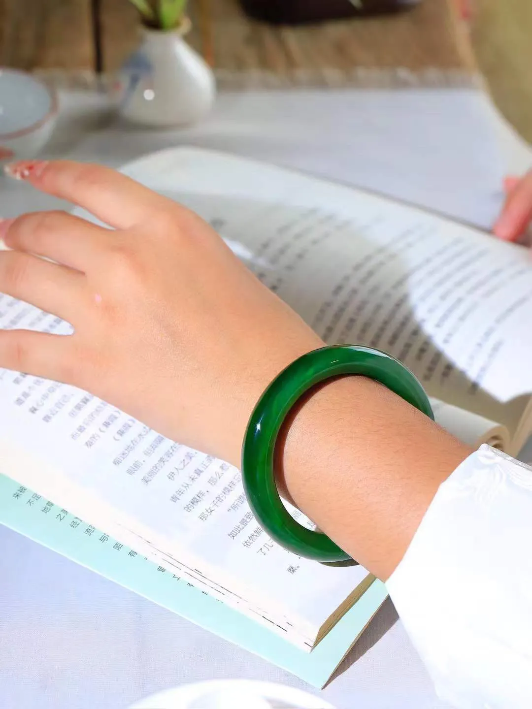 【柔情素语·手镯】

收藏传家级臻品️和田玉碧玉手镯，玉质细腻温润，手感舒适，️线条流畅，简