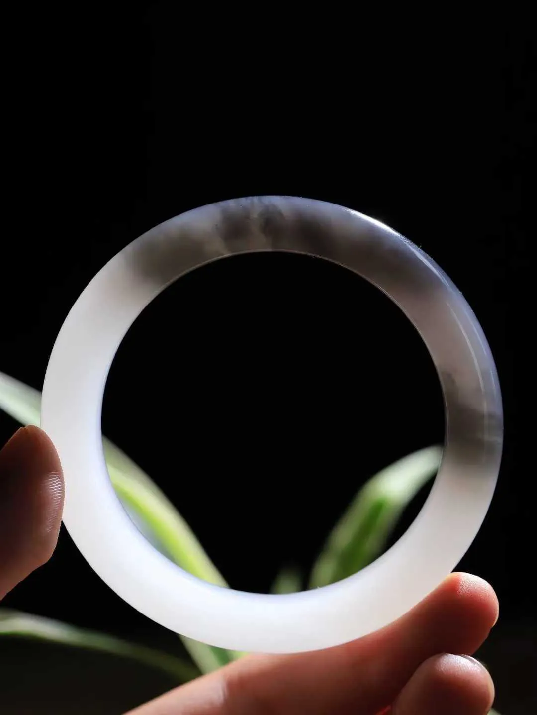 【腕间柔情.手镯】   

收藏级️和田玉白玉烟紫双色手镯 玉质温润细腻 油性十足 古朴秀雅 轻抚岁月的栏杆软香温玉，腕间玉镯轻轻晃动，令人情动心间，撷一缕月末的芬芳，把心思铺陈，时光静美，惟有你最温柔。重45.5克   尺寸55.5-9.2-9.2mm  46801655A