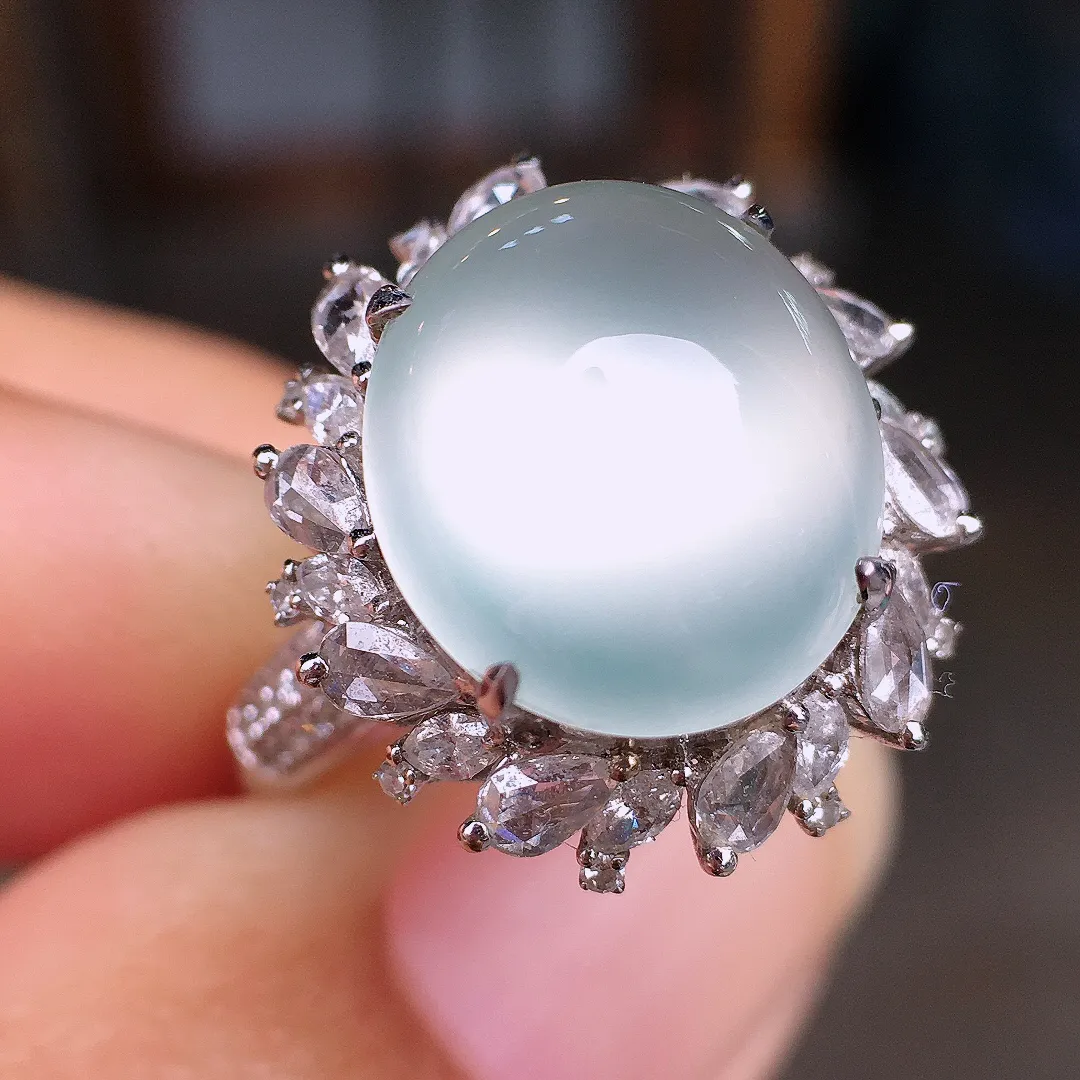 高冰蛋面戒指，玉质细腻，荧光感超
强，饱满圆润，尽显优雅气质，18k
金豪华镶嵌