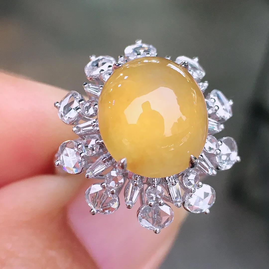 黄翡蛋面戒指，色泽均匀艳丽，玉质细腻，荧光感超
强，饱满圆润，尽显优雅气质，18k
金豪华镶嵌